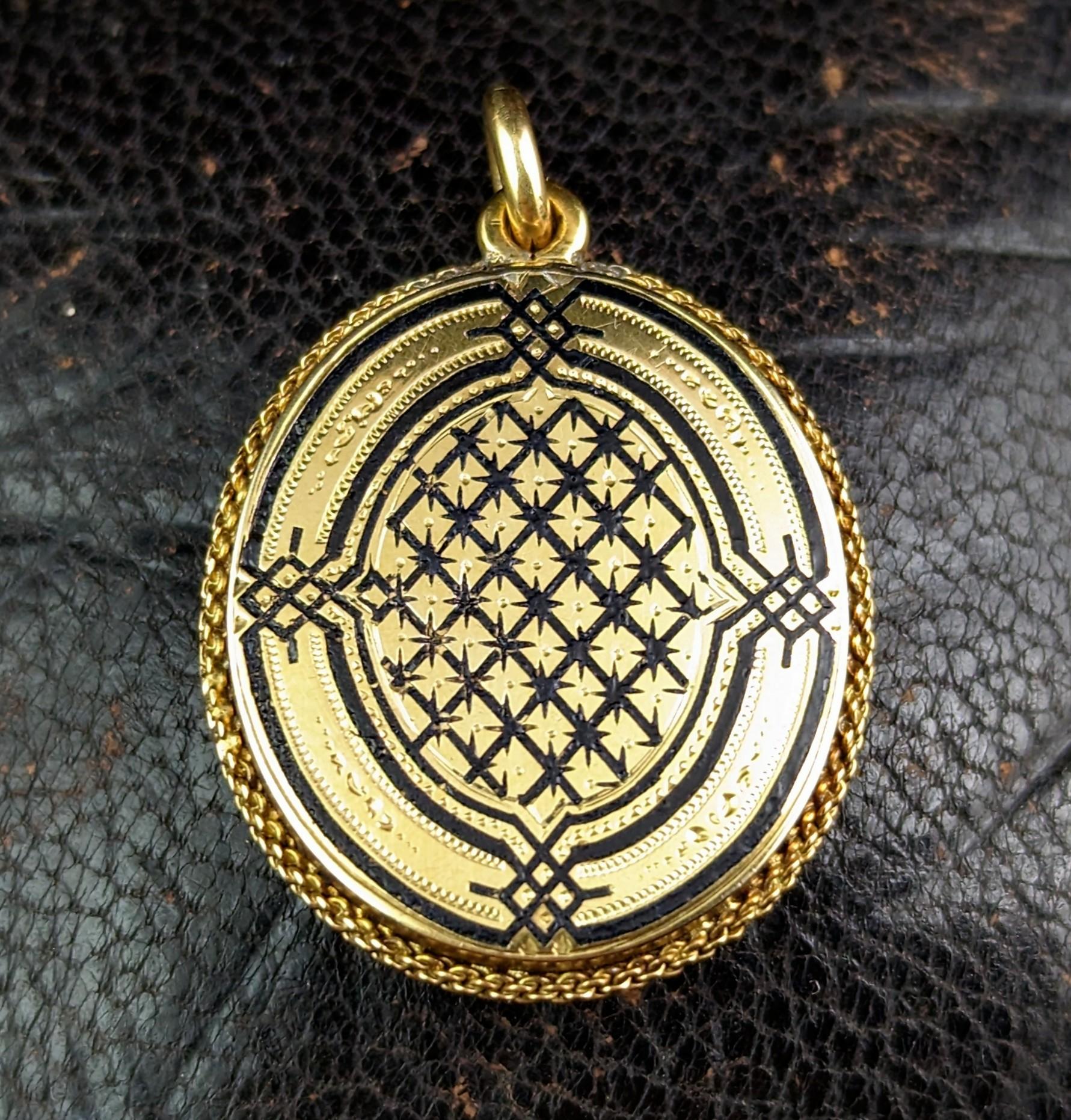Antique Mourning Locket, 18k Gold and Black Enamel, Victorian In Good Condition In NEWARK, GB