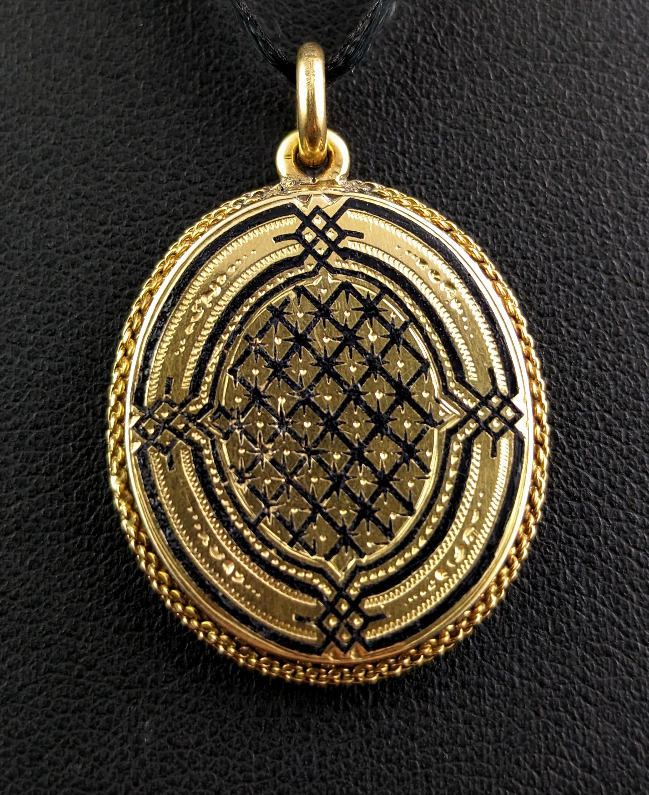 Antique Mourning Locket, 18k Gold and Black Enamel, Victorian 2