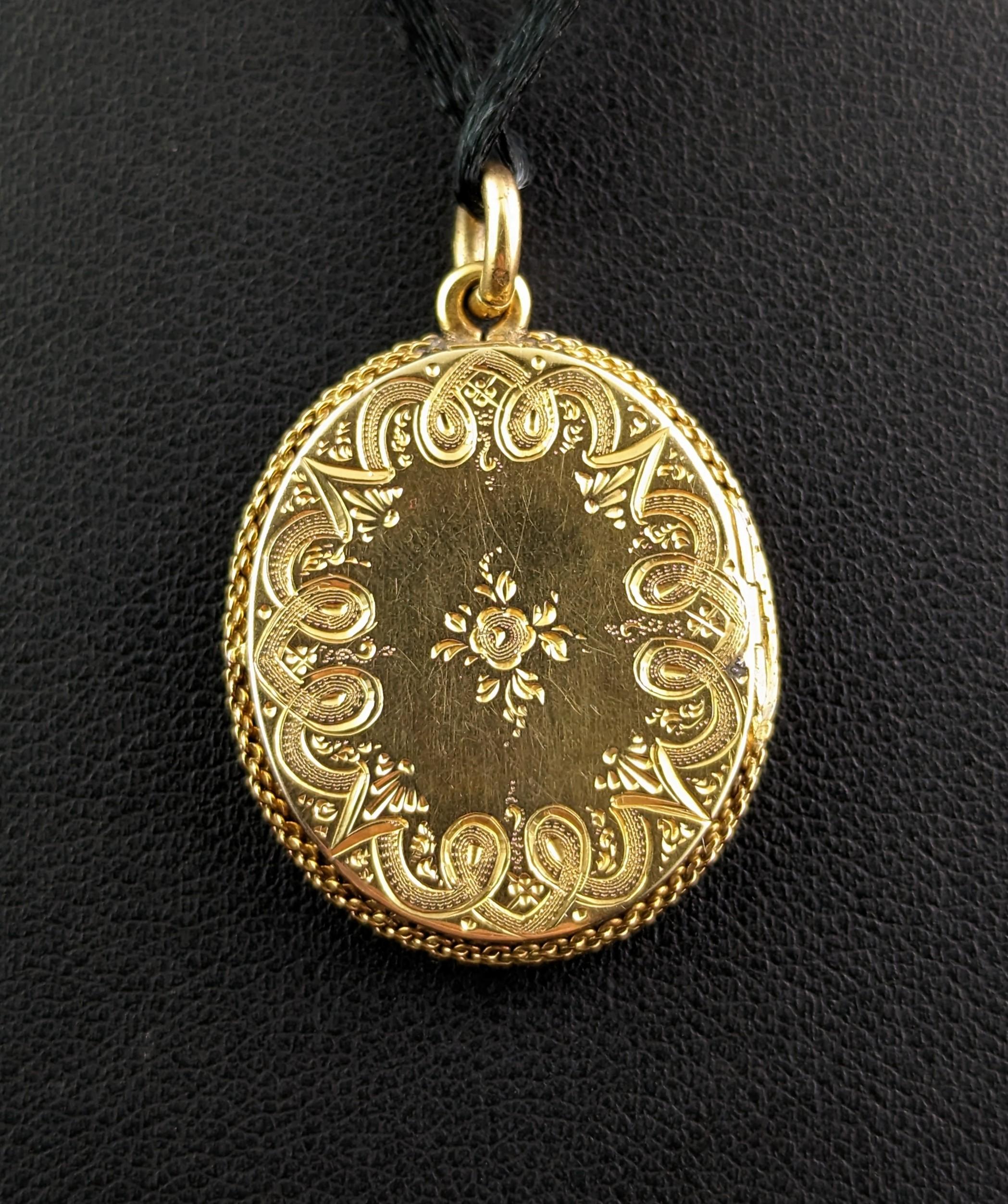 Antique Mourning Locket, 18k Gold and Black Enamel, Victorian 5