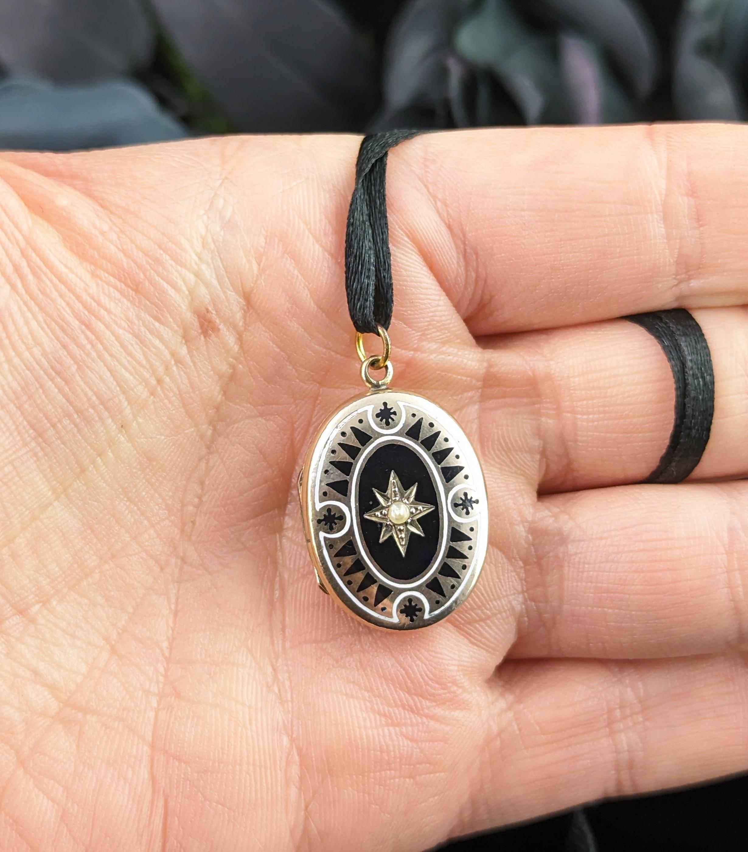 Antique Mourning Locket, 9k Gold Front and Back, Black and White Enamel In Fair Condition In NEWARK, GB