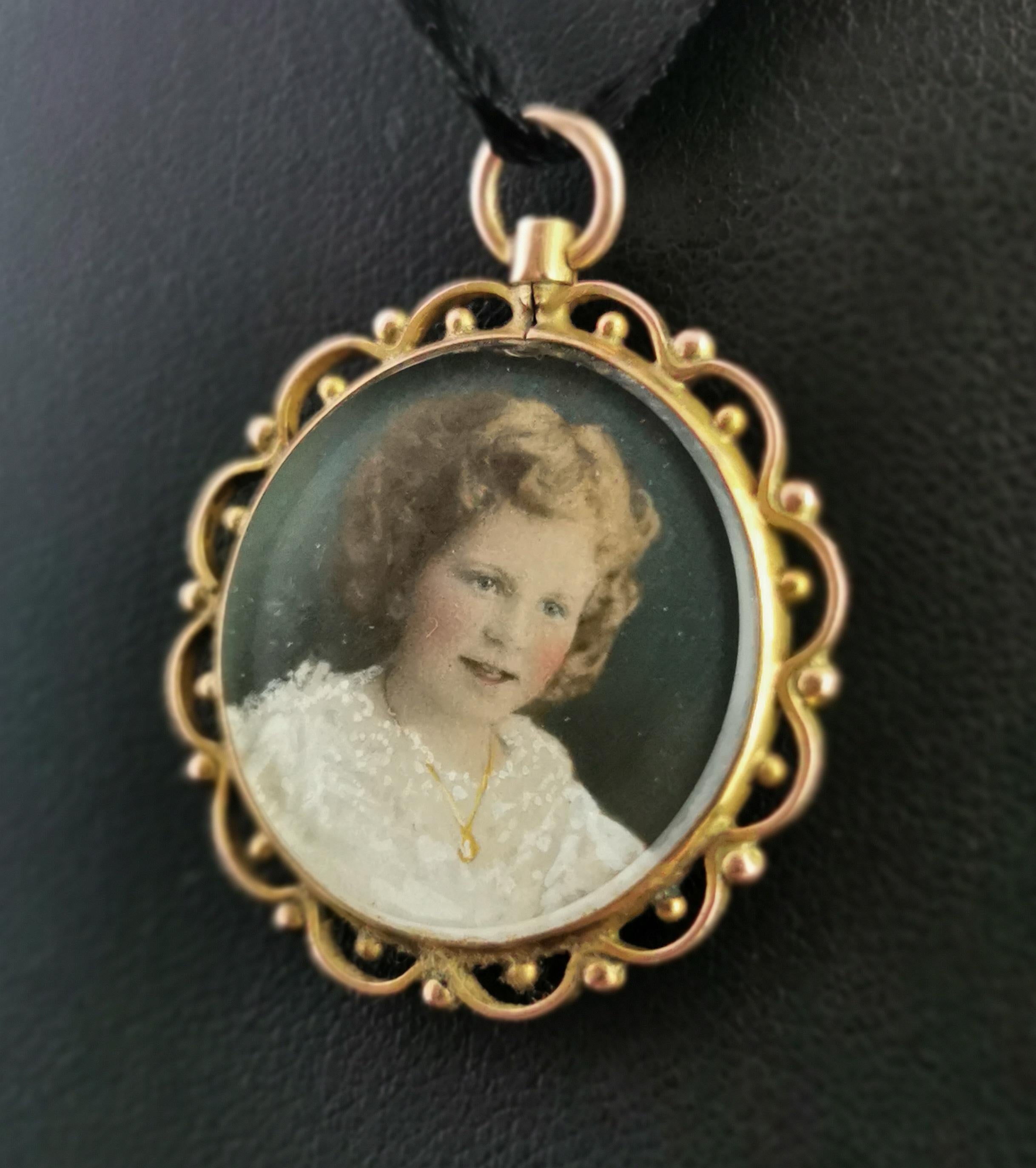 Antique Mourning Locket, Hairwork Pendant, 9 Karat Gold, Victorian In Good Condition In NEWARK, GB
