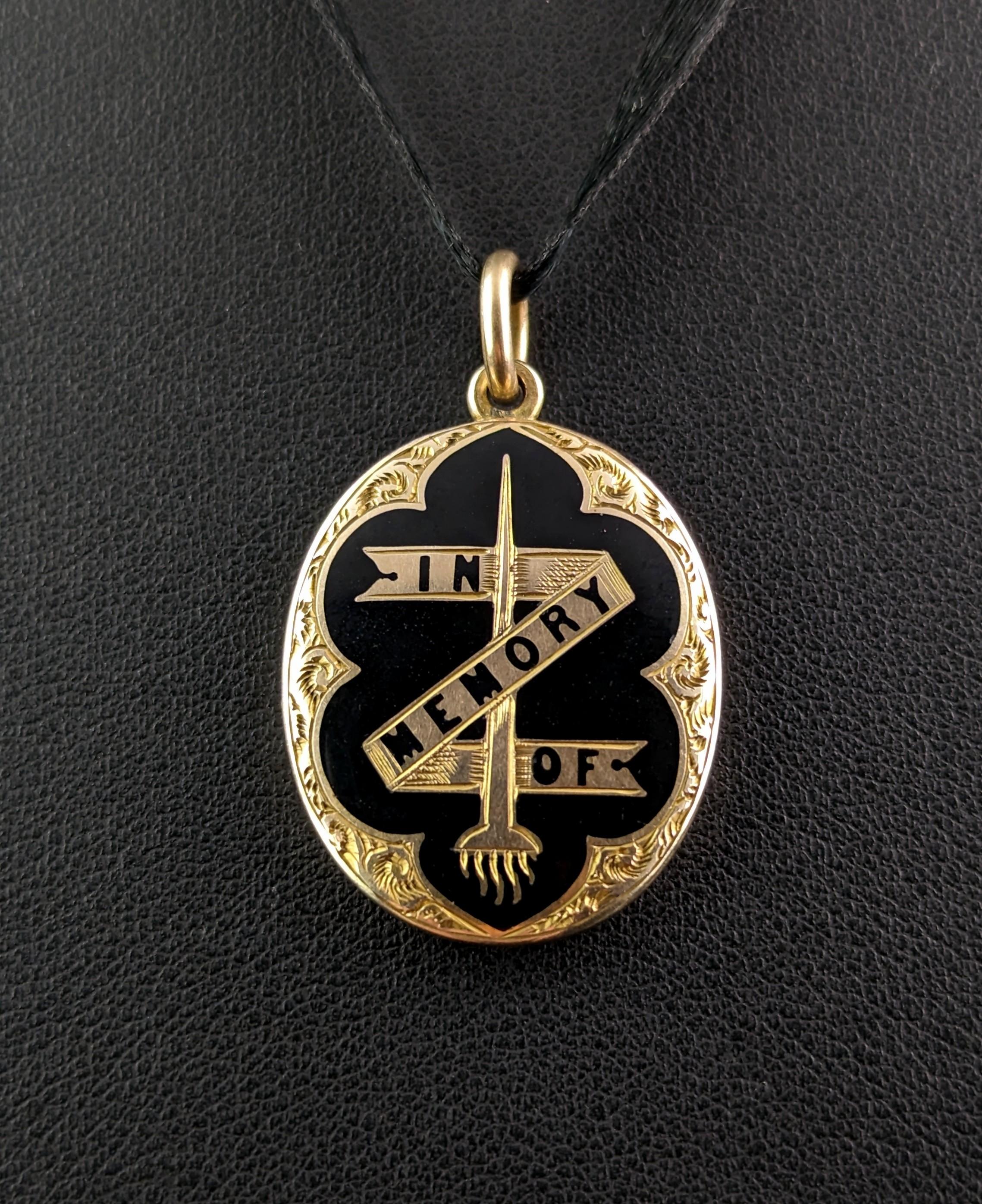 This antique late Victorian era mourning locket is simply beautiful, whether you are an avid mourning jewellery collector or new to Mourning pieces this one is a delight.

It is crafted in a rich 9ct yellow gold with engraved borders, the centre
