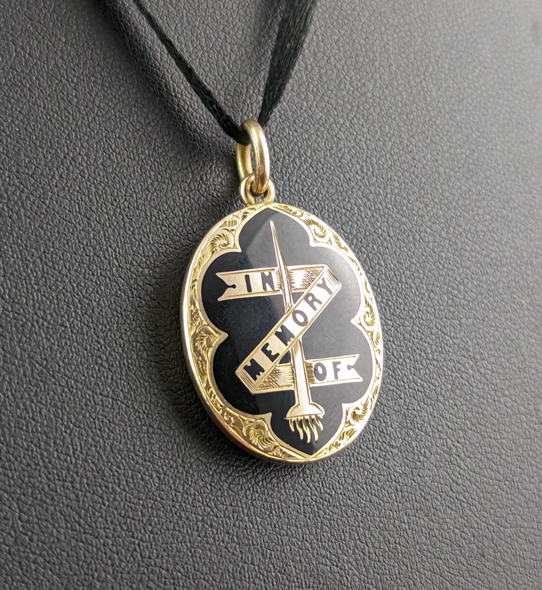 Antique Mourning Locket, in Memory of, 9k Gold, Black Enamel In Good Condition In NEWARK, GB