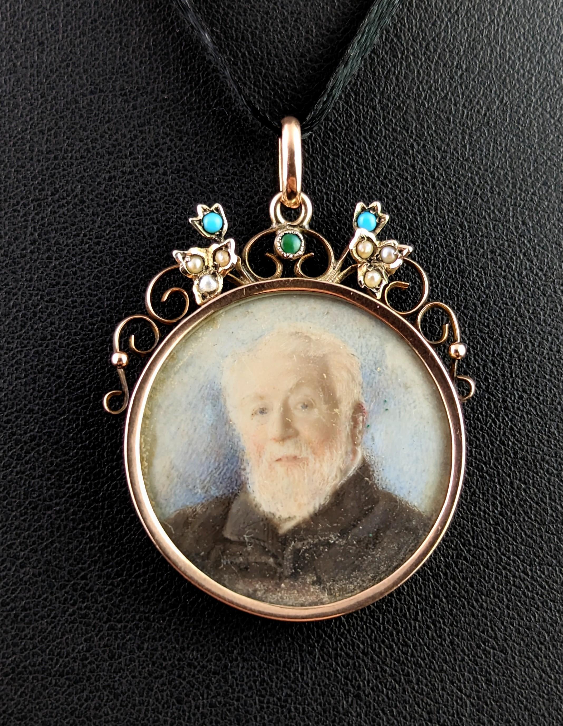 Il y a tant d'amour et de sentiments dans ce pendentif double face en or 9kt ancien.

Médaillon de forme circulaire avec deux compartiments vitrés, l'un contenant un magnifique portrait d'un gentleman coloré à la main et l'autre contenant une mèche