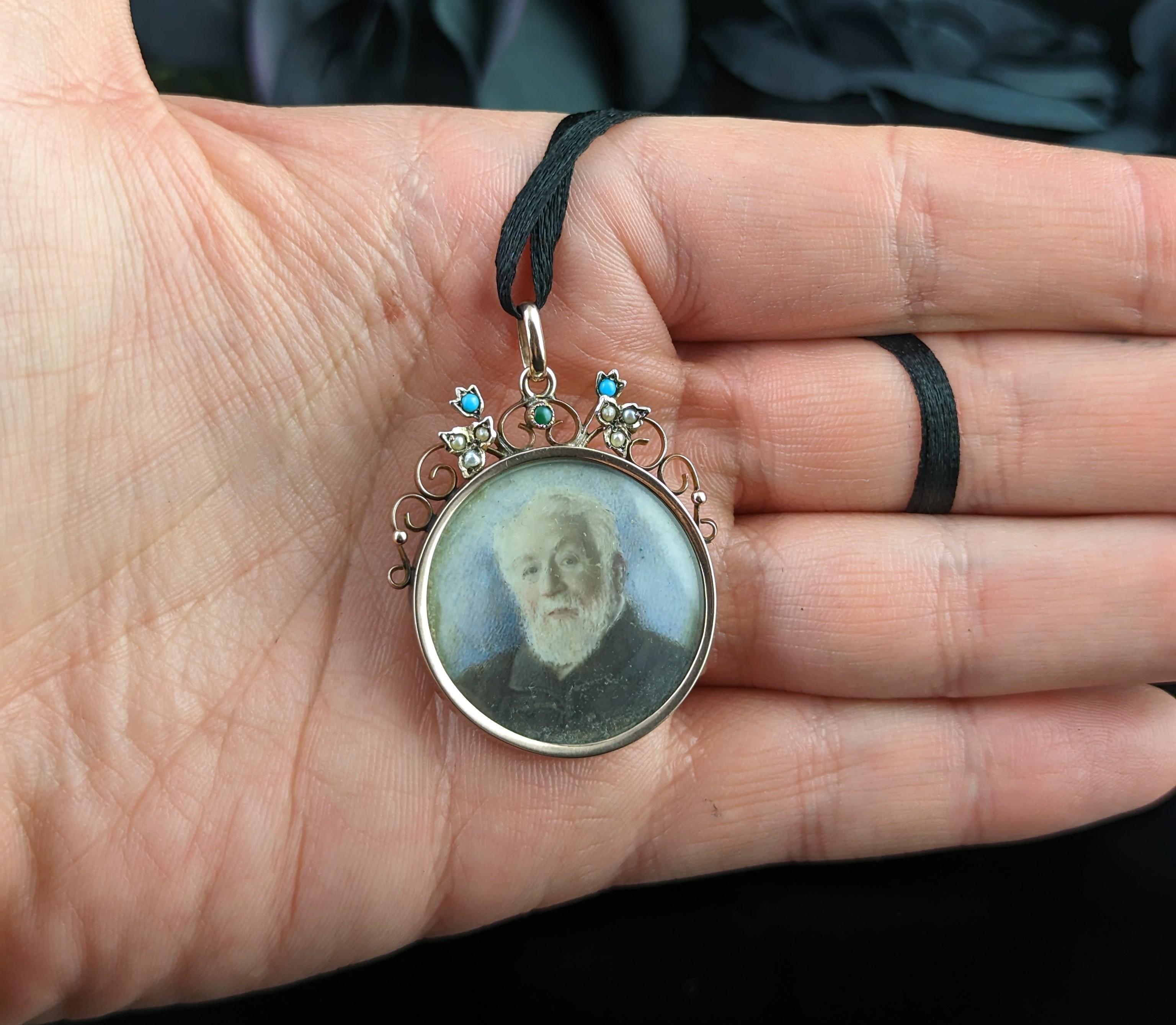 Taille cabochon Pendentif médaillon de deuil ancien, or 9 carats, portrait, turquoise et perle