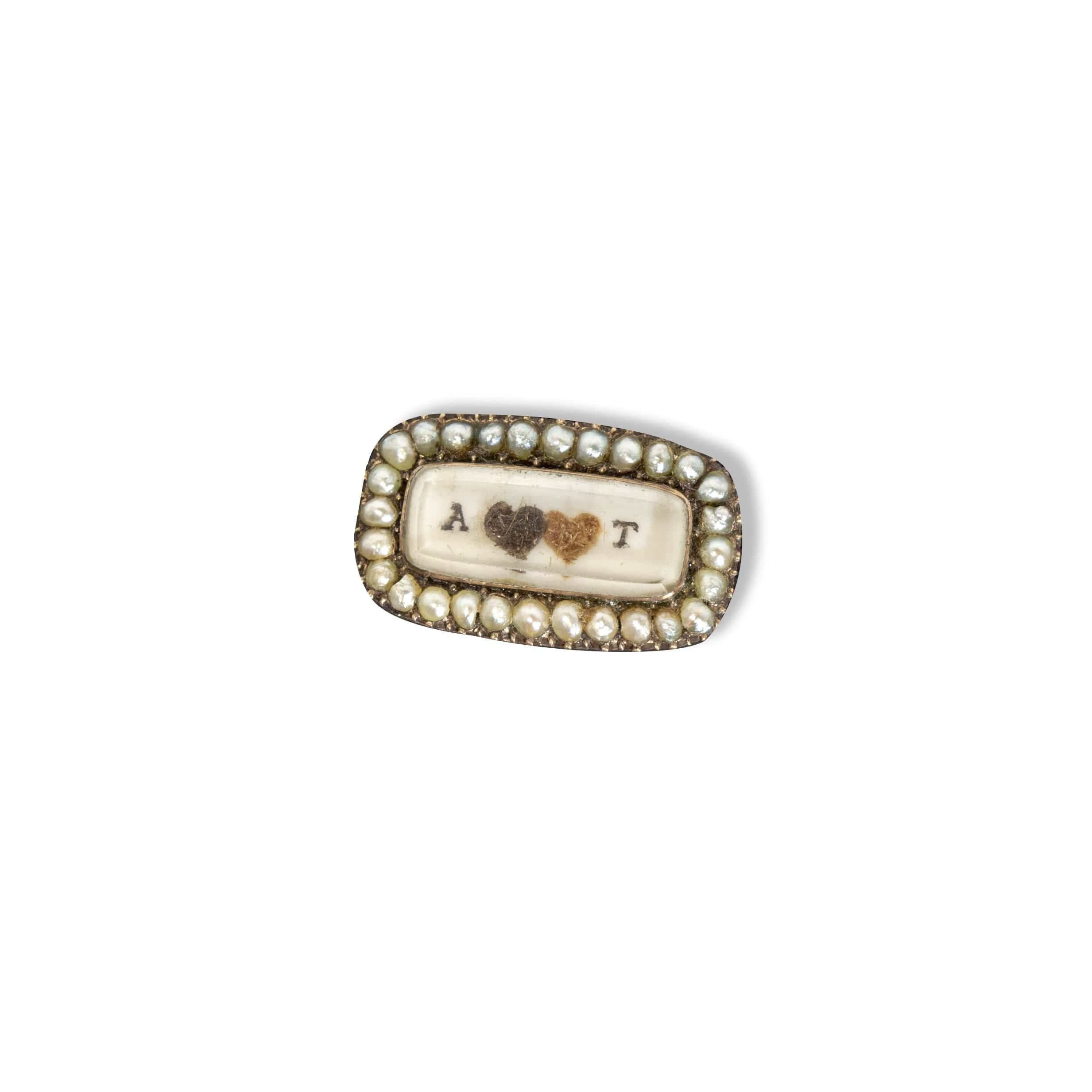 Antique Mourning Pin with Tiny Seed Pearls and double heart in gold 9 ct. In Good Condition For Sale In Houston, TX
