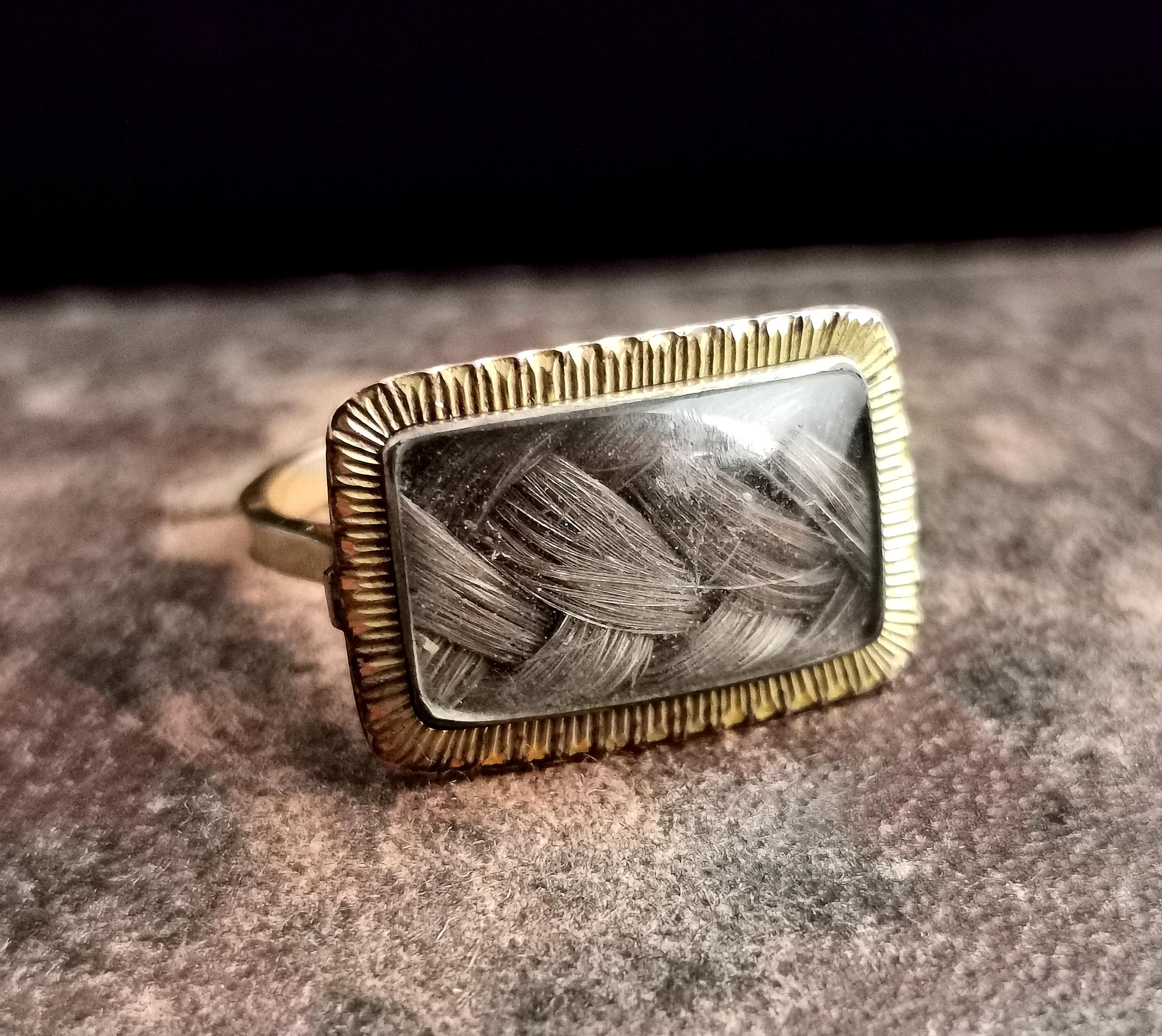Bague de deuil ancienne, or jaune 9 carats, travail de cheveux, convertition 6