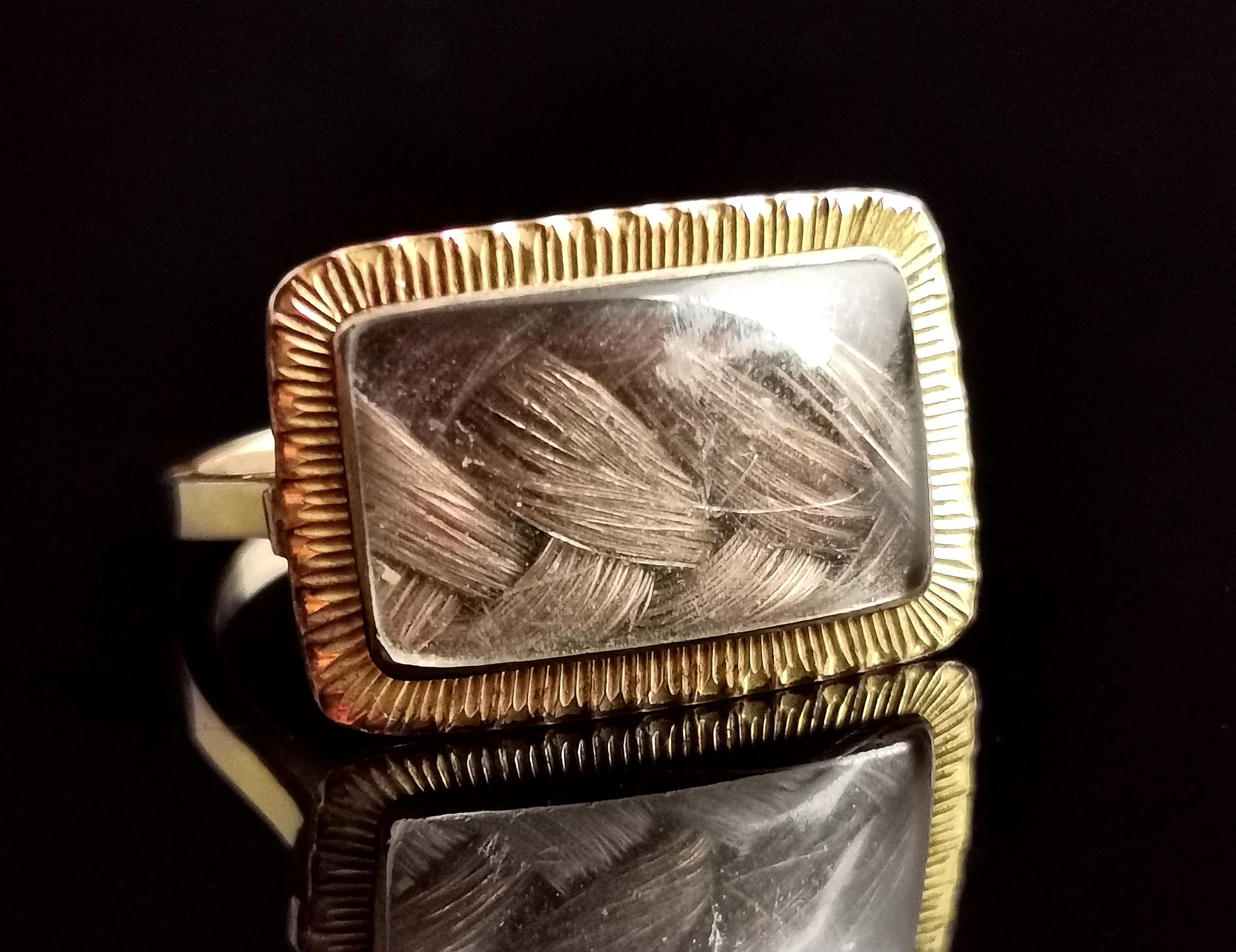 Une charmante conversion d'anneau de deuil victorien antique.

Transformée à l'origine en broche ou en épingle à dentelle, cette belle pièce a été transformée en bague. La monture en or 9 carats du début de l'ère victorienne est montée sur un anneau