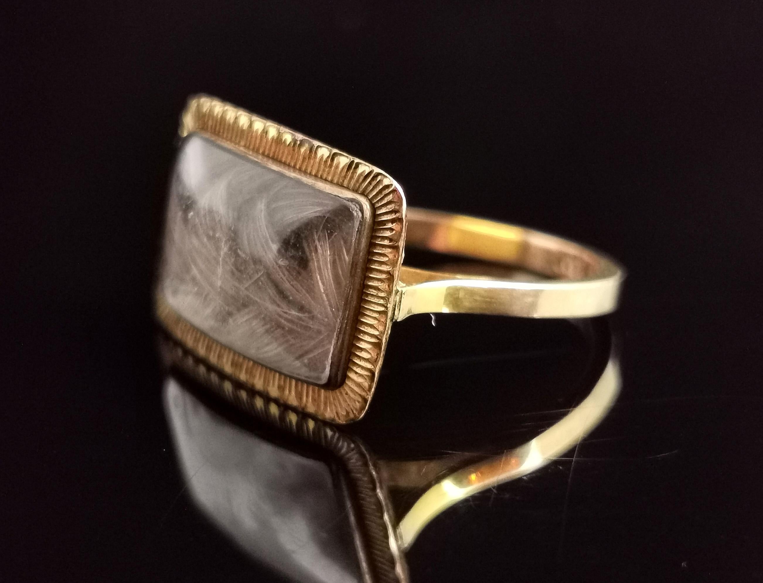 Victorien Bague de deuil ancienne, or jaune 9 carats, travail de cheveux, convertition