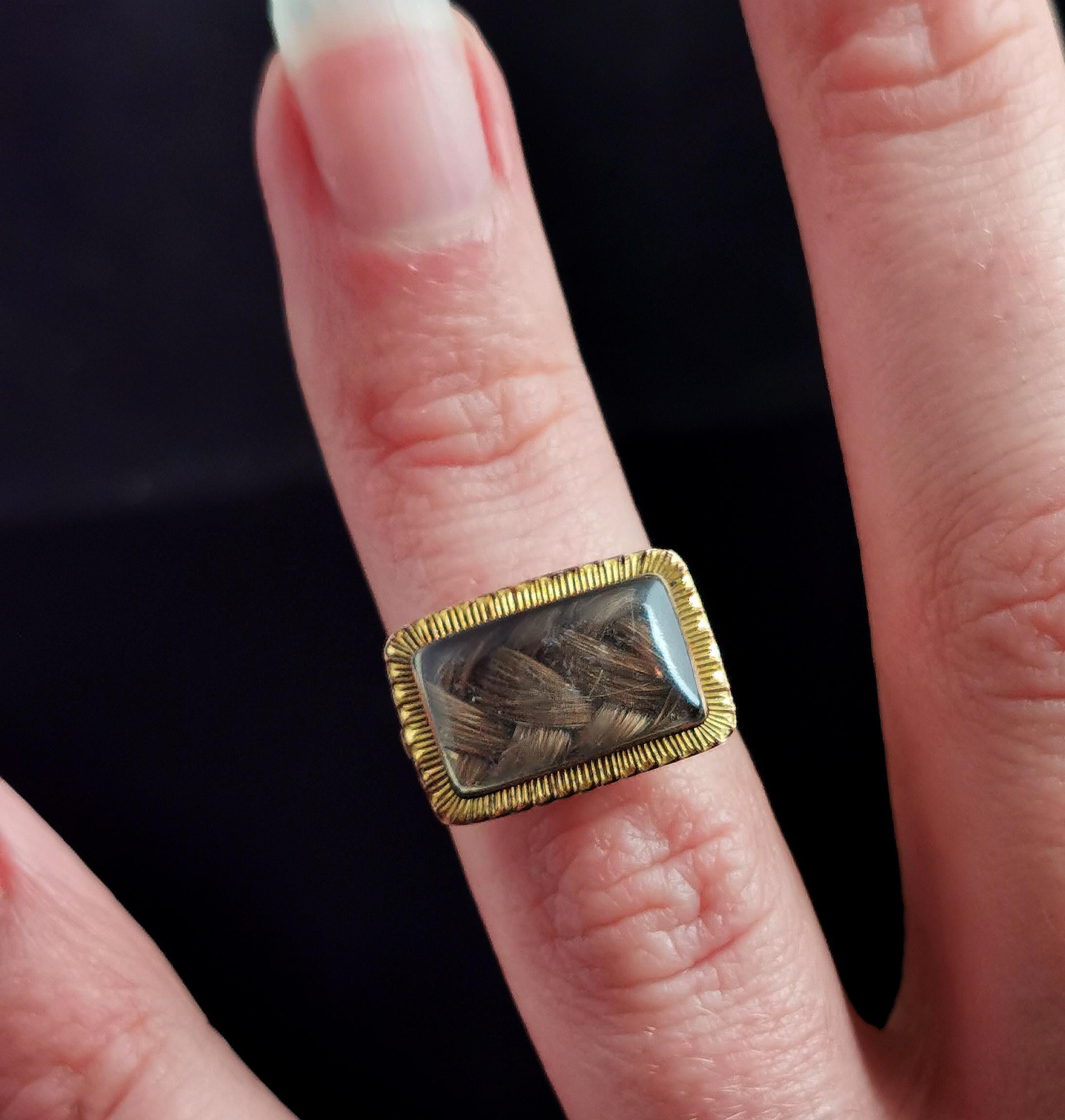 Bague de deuil ancienne, or jaune 9 carats, travail de cheveux, convertition 1