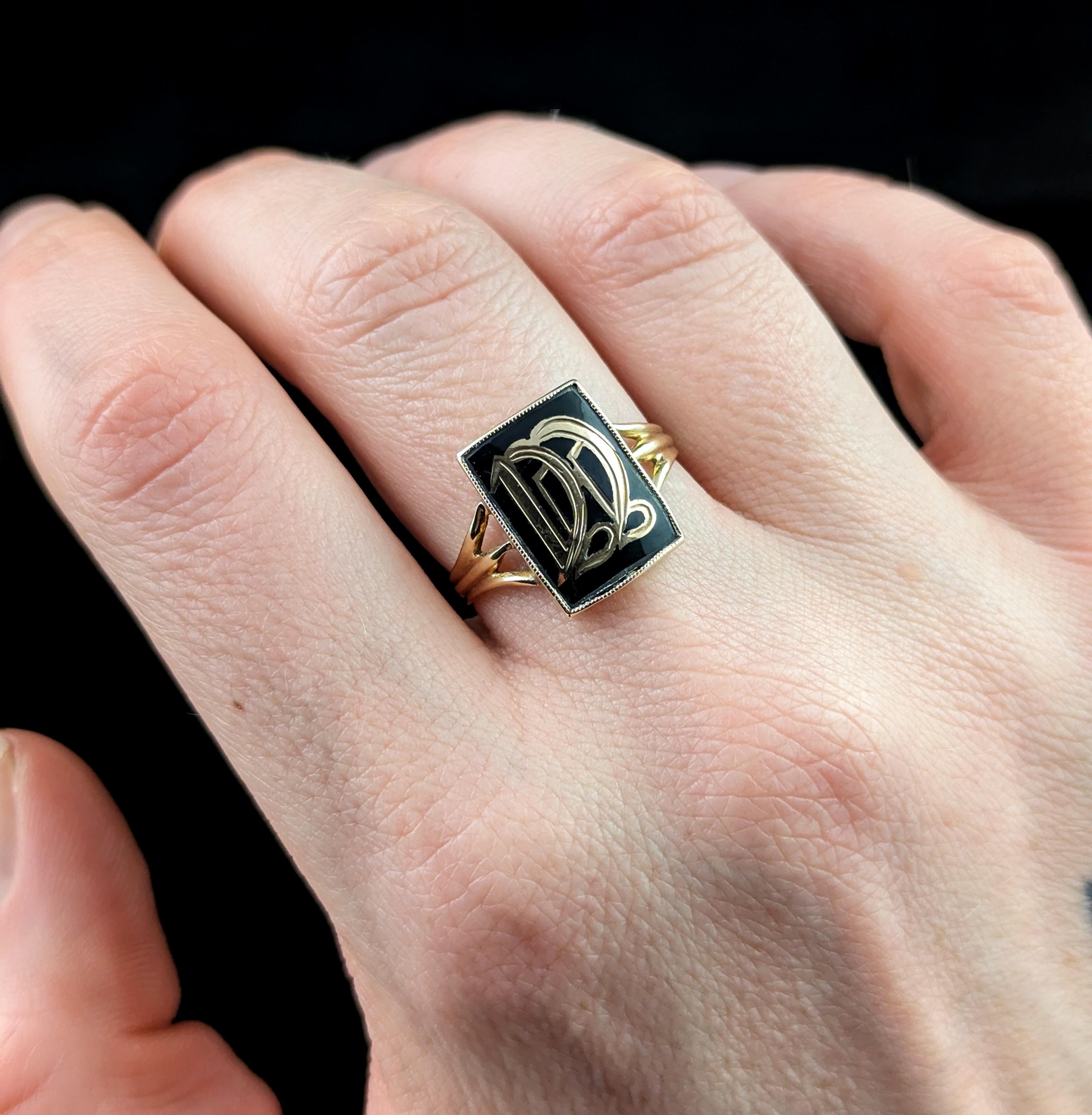 Antique Mourning signet ring, initial DD, black enamel and 9k gold  In Fair Condition For Sale In NEWARK, GB