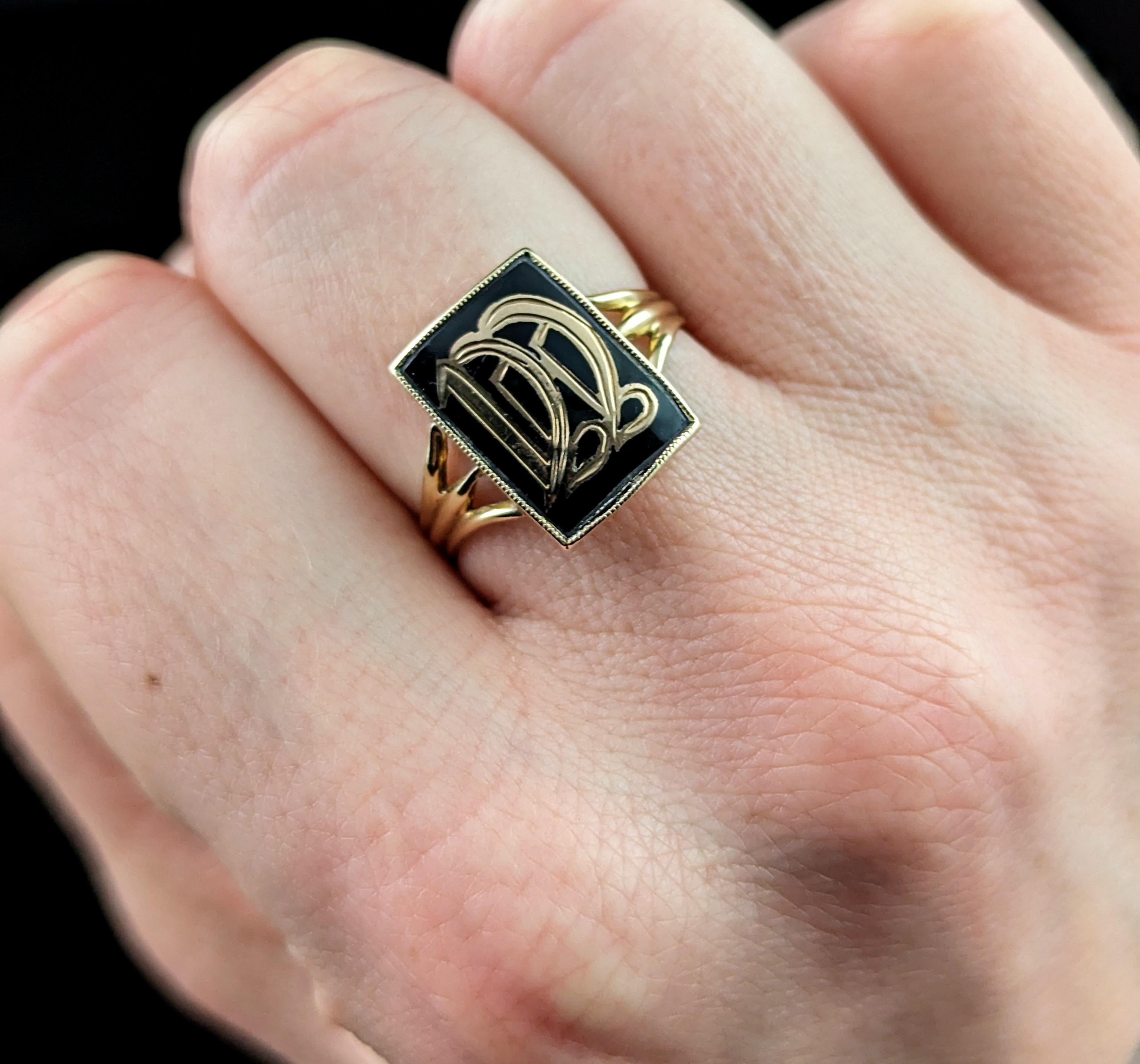 Antique Mourning signet ring, initial DD, black enamel and 9k gold  For Sale 4