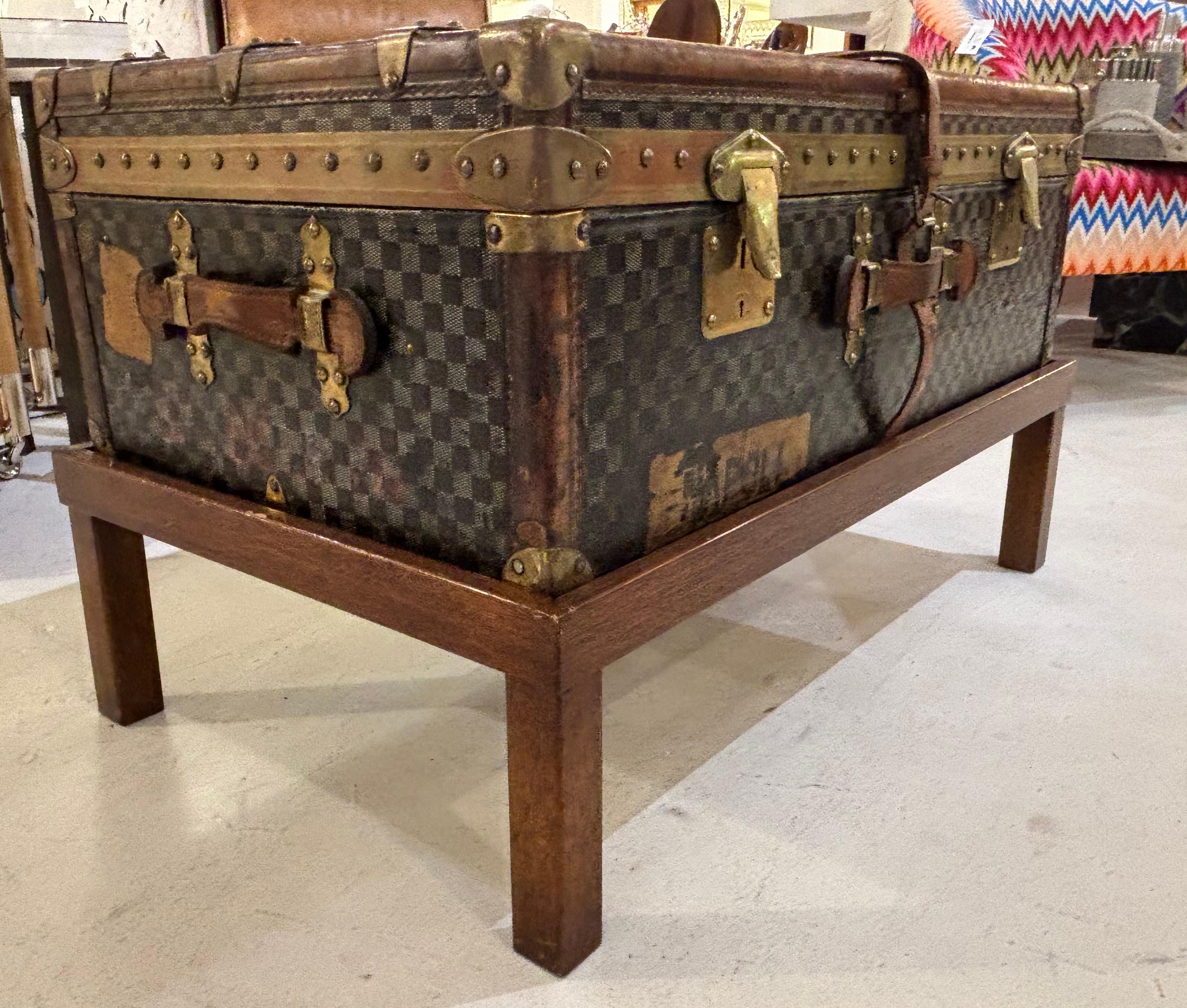 Art Nouveau Antico baule a vapore Moynat su supporto personalizzato dei primi anni del 1900 in tela a scacchi francese in vendita