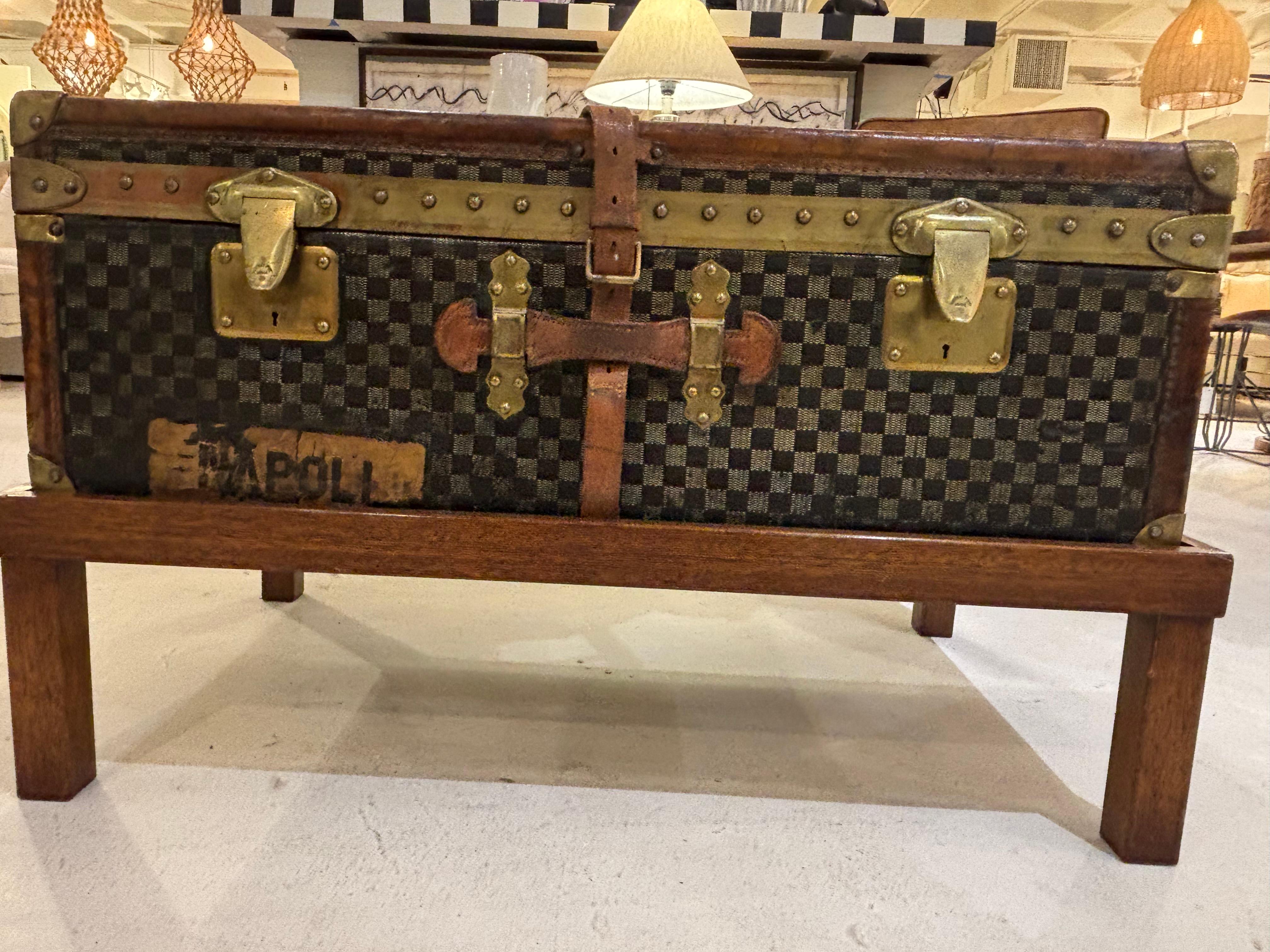 Francese Antico baule a vapore Moynat su supporto personalizzato dei primi anni del 1900 in tela a scacchi francese in vendita