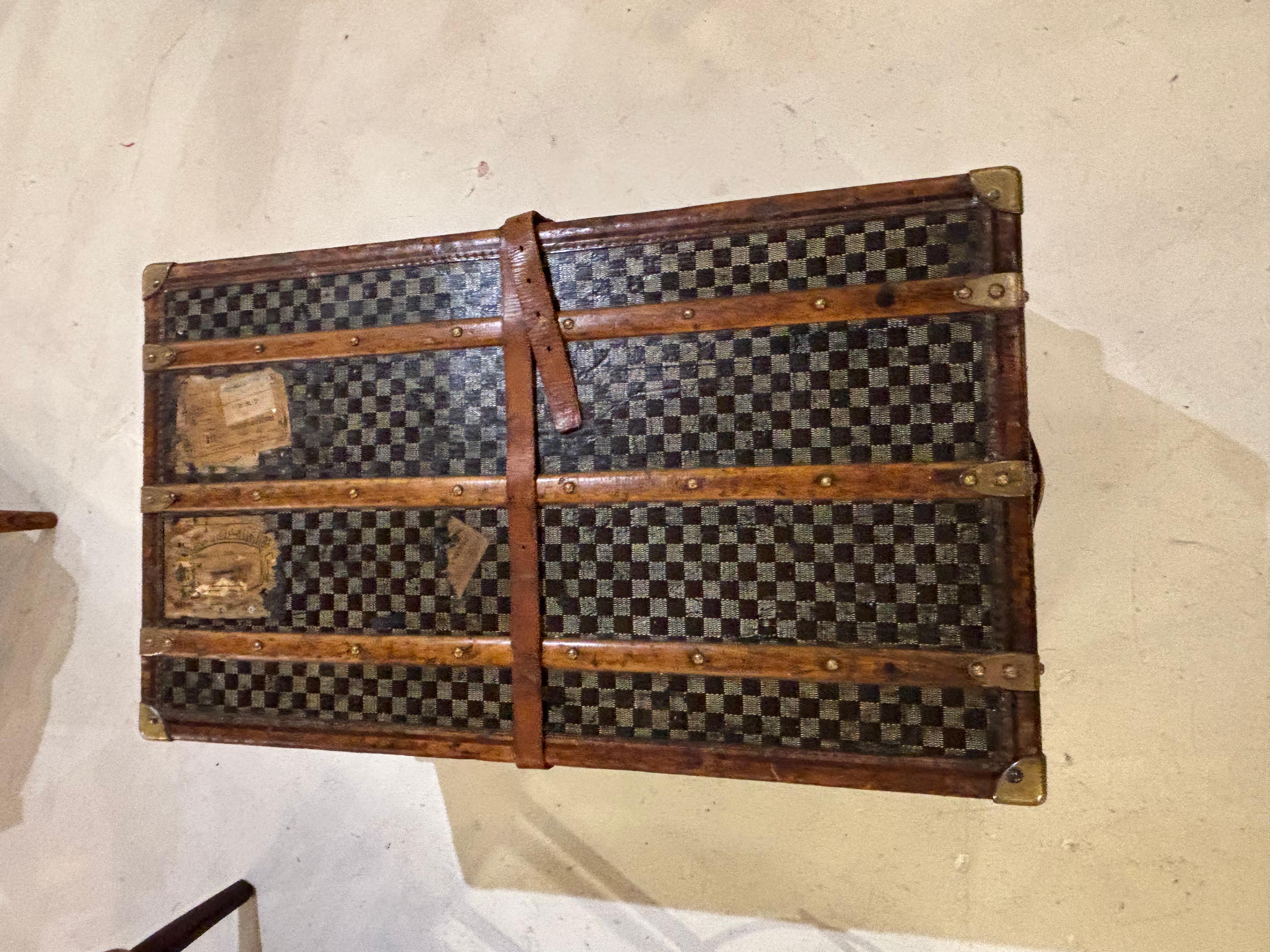 Antico baule a vapore Moynat su supporto personalizzato dei primi anni del 1900 in tela a scacchi francese In condizioni buone in vendita a High Point, NC