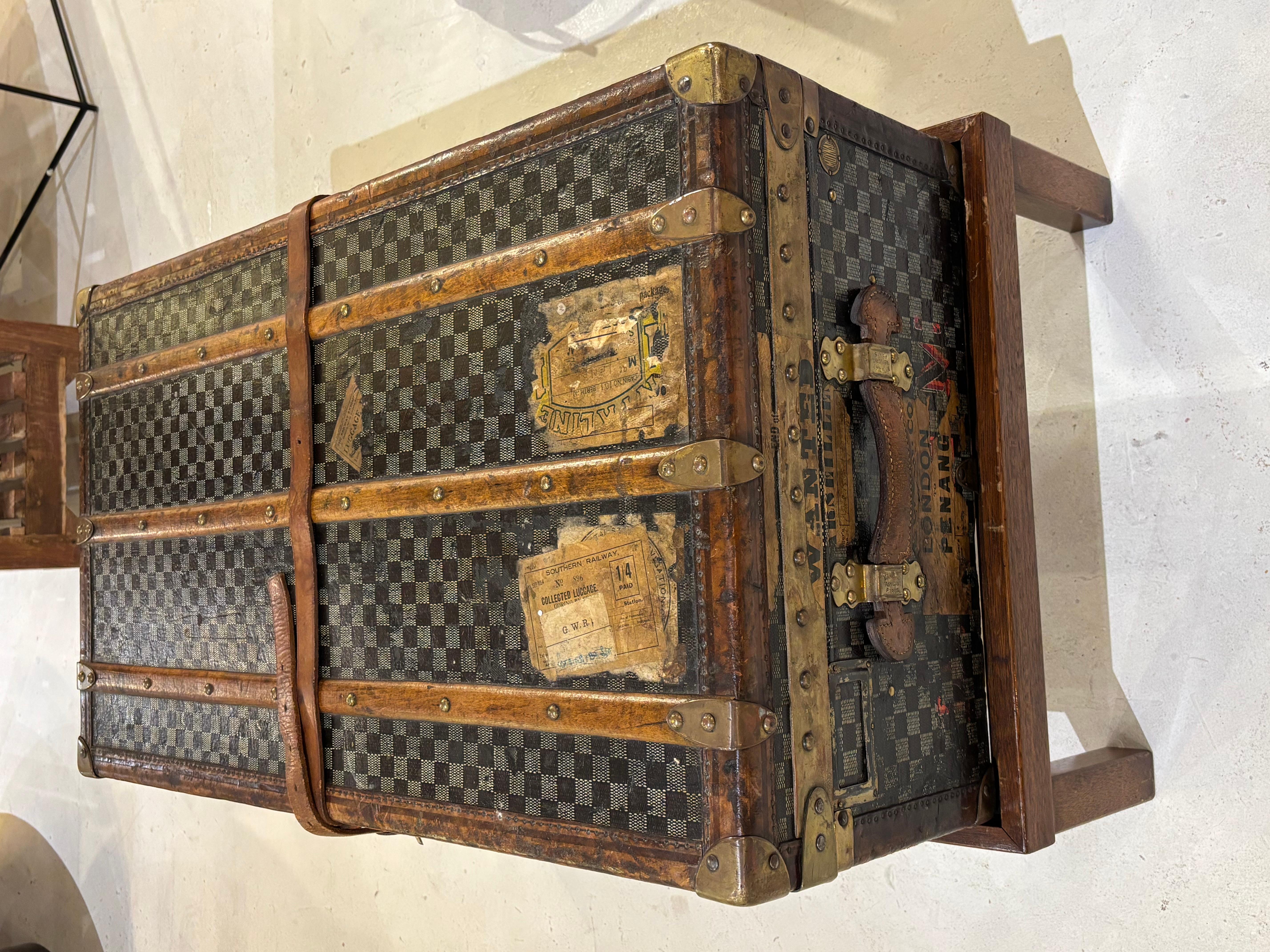 XX secolo Antico baule a vapore Moynat su supporto personalizzato dei primi anni del 1900 in tela a scacchi francese in vendita