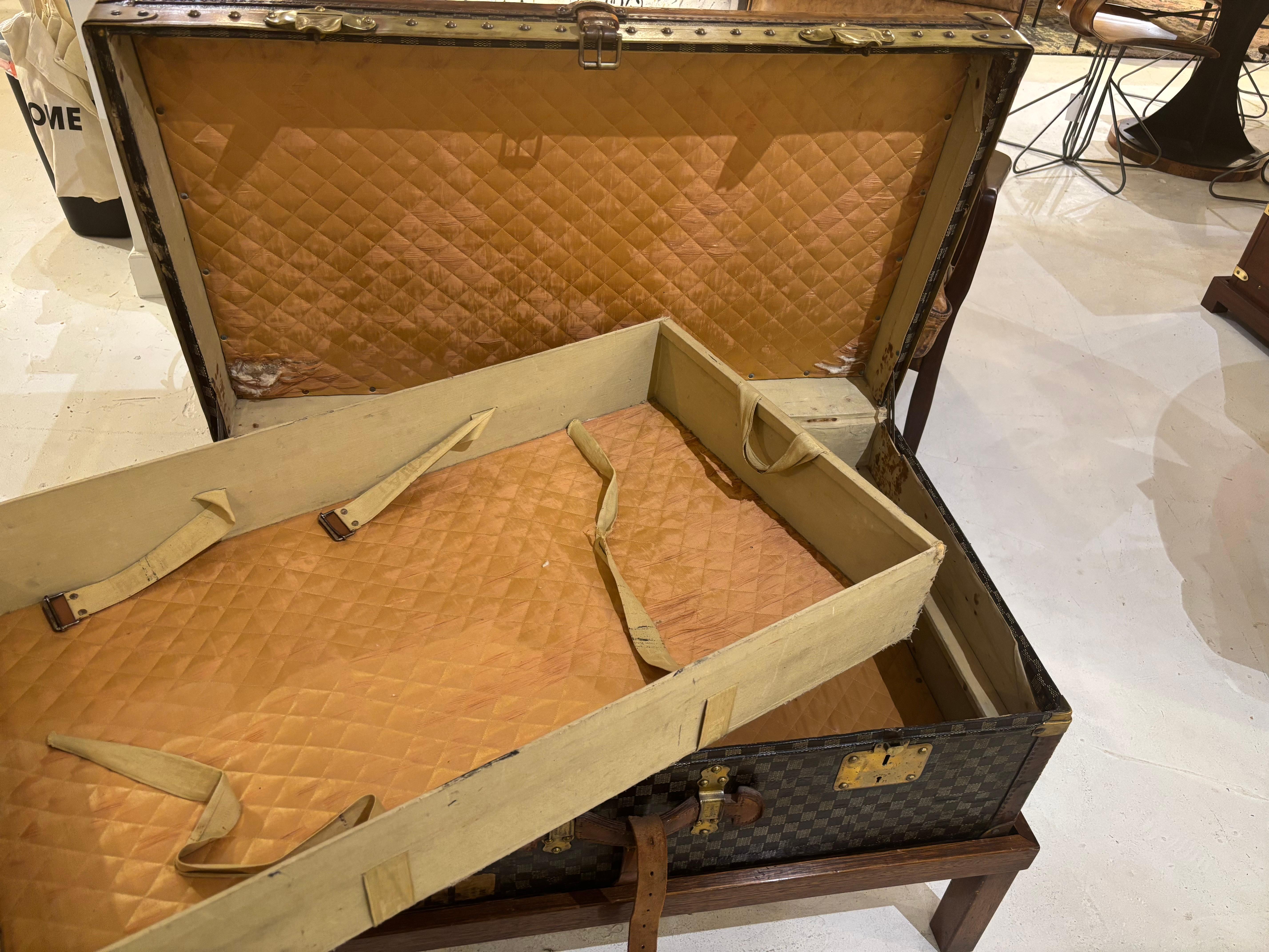Ottone Antico baule a vapore Moynat su supporto personalizzato dei primi anni del 1900 in tela a scacchi francese in vendita