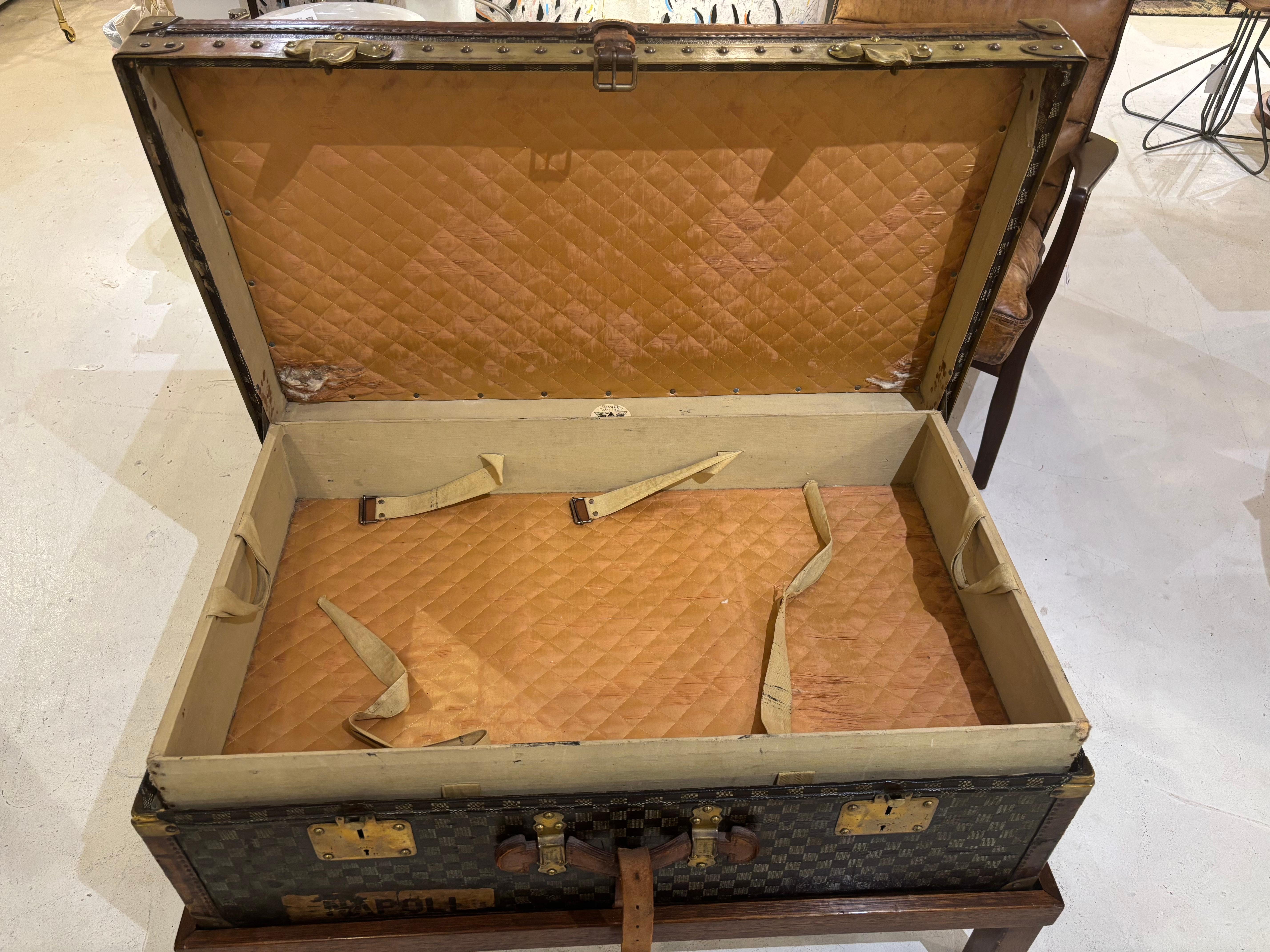 Antico baule a vapore Moynat su supporto personalizzato dei primi anni del 1900 in tela a scacchi francese in vendita 1