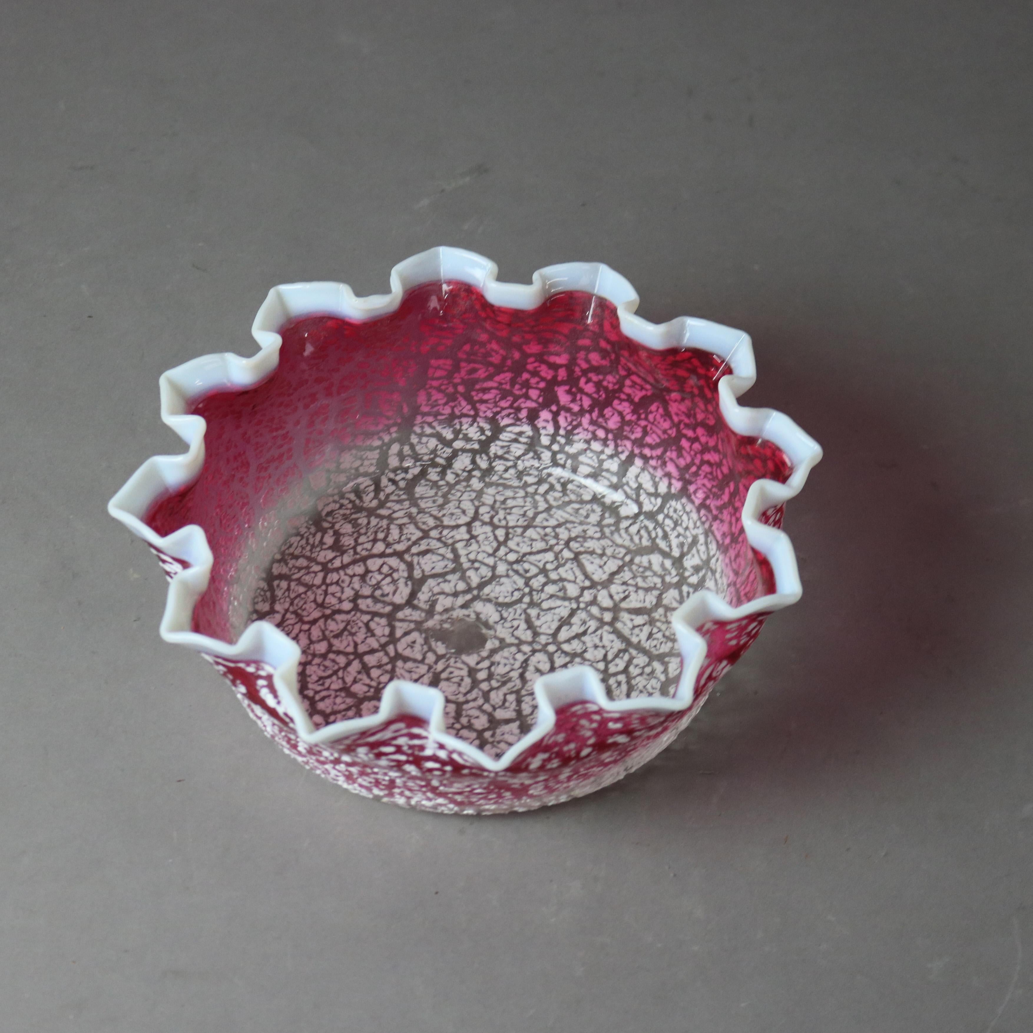 Antike Schale aus opalisierendem, gerafftem Kunstglas aus der Mt. Washington School-Schule, Preiselbeer, um 1900 im Angebot 1