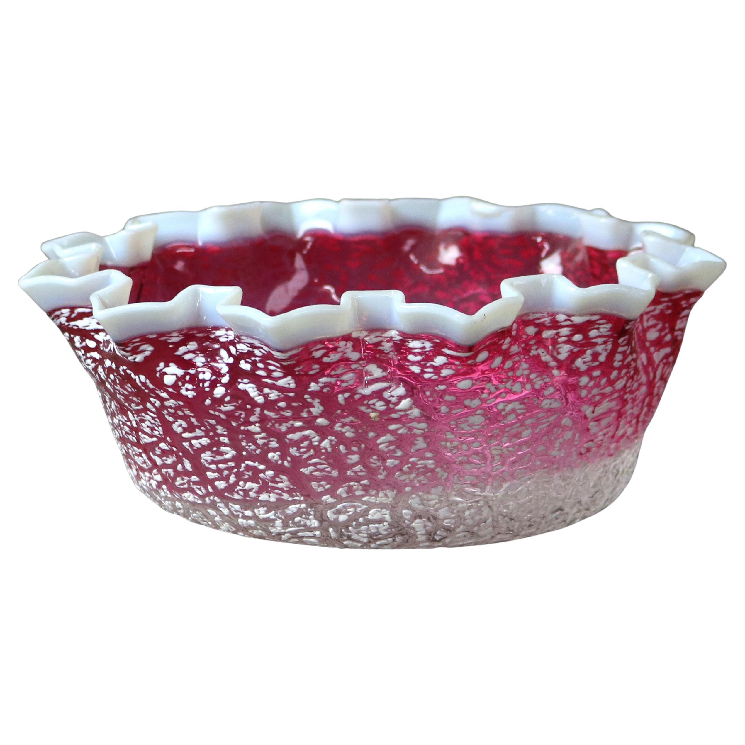 Antica ciotola in vetro artistico a pieghe della Mt. Washington School Cranberry Opalescent C1900