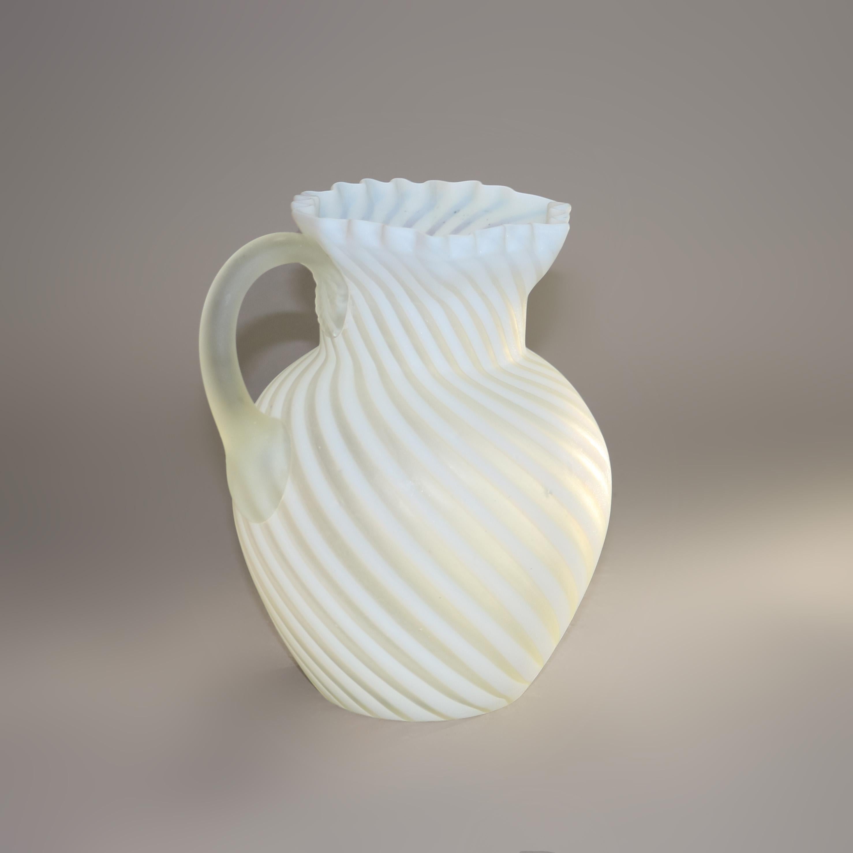 Antigua jarra de agua de vidrio opalescente satinado con borde ondulado y asa aplicada de la escuela Mt. Washington c1900

Medidas - 8 1/2