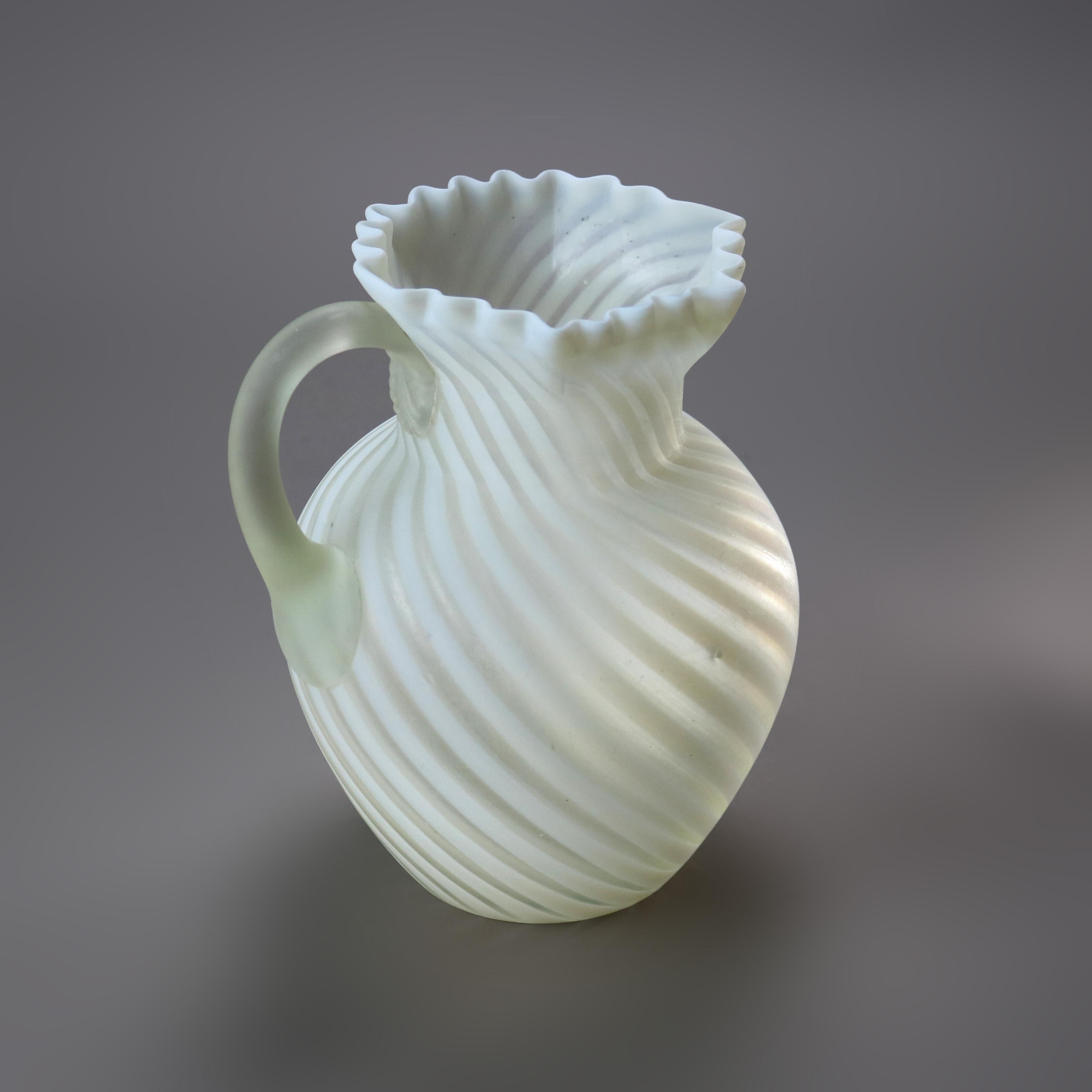 Antigua jarra de agua de vidrio opalescente con remolino satinado de la escuela Mt. Washington c1900 en Bueno Estado en Big Flats, NY