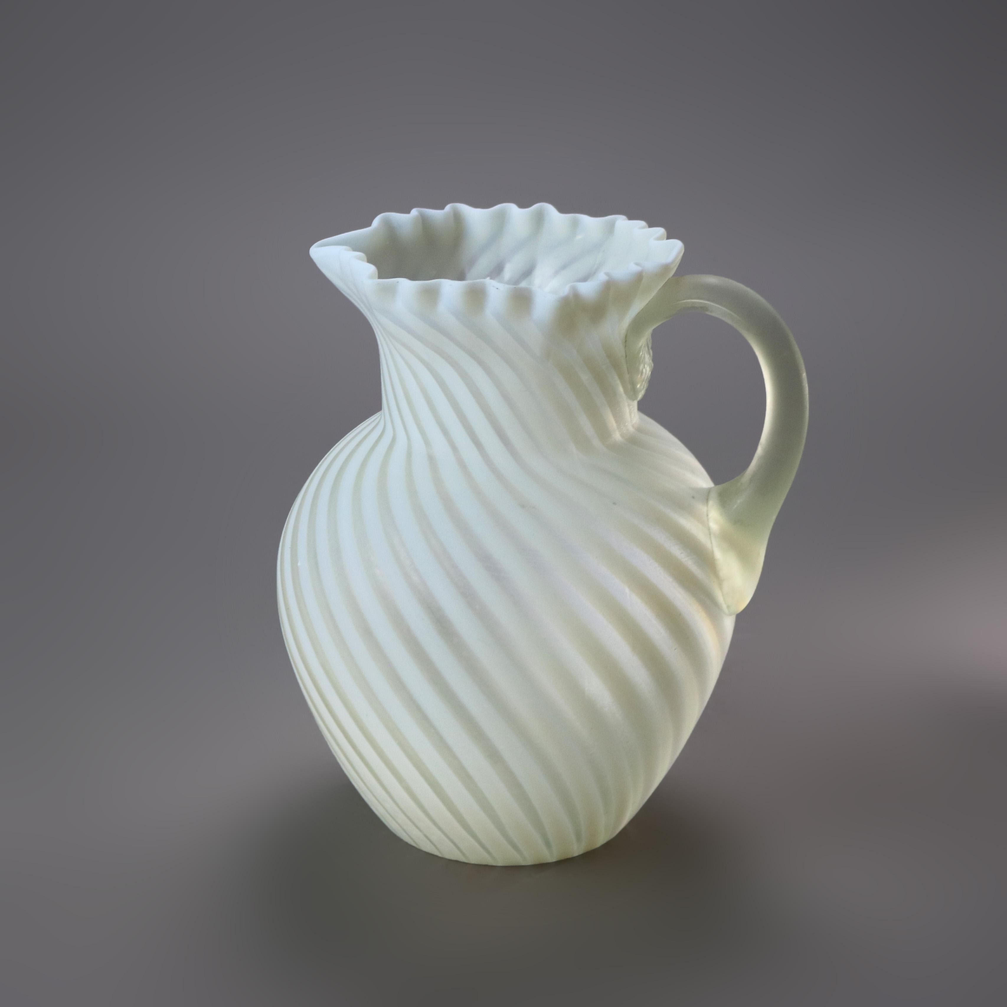 Antigua jarra de agua de vidrio opalescente con remolino satinado de la escuela Mt. Washington c1900 siglo XX