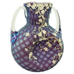 Vase d'art ancien en verre opalescent et émaillé matelassé de style Mt. Washington