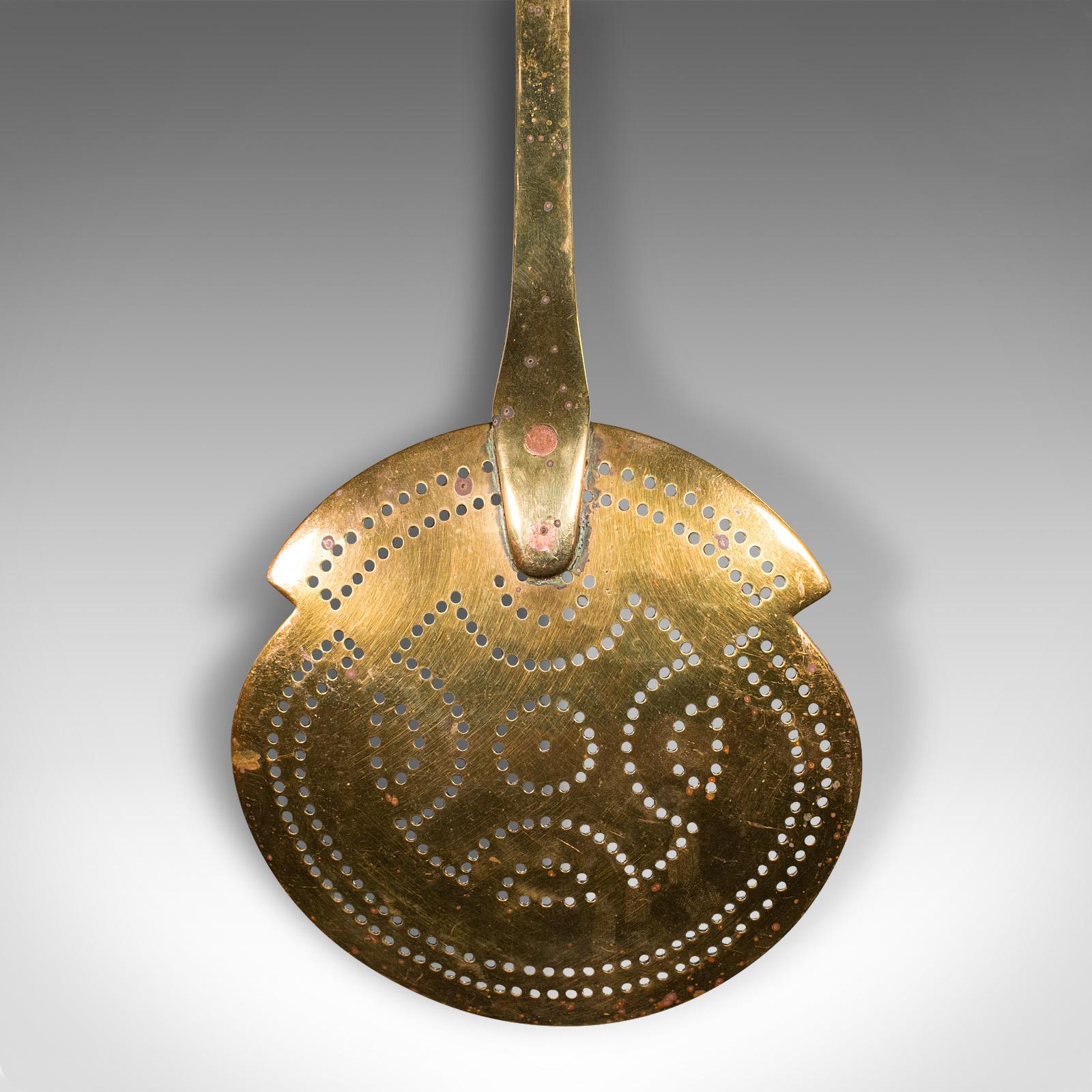 Couteau Muffin ancien, anglais, laiton, outil de cheminée, géorgien, vers 1800 Bon état - En vente à Hele, Devon, GB