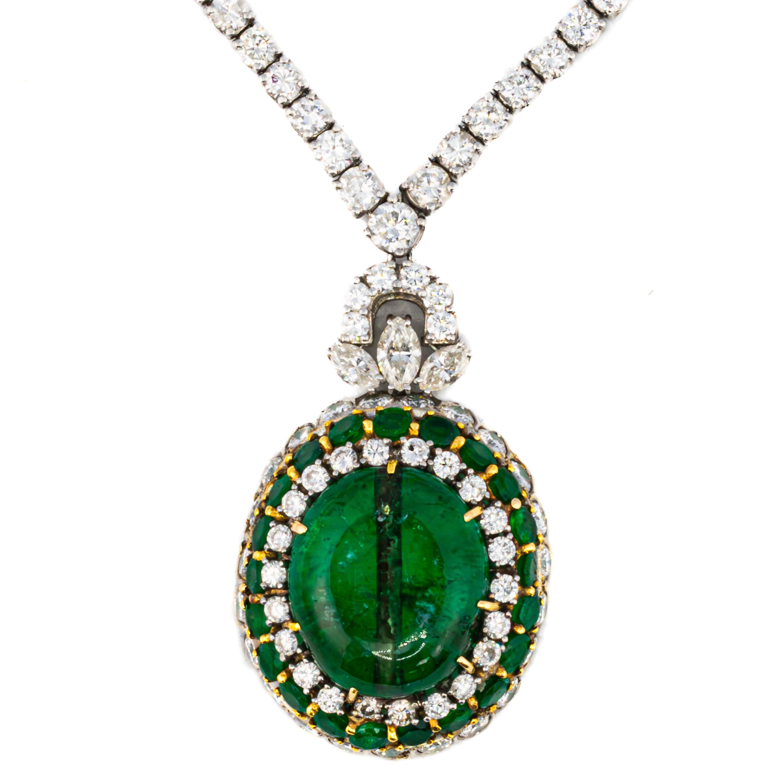 Antica collana di smeraldi e diamanti certificata Mughal

Questa splendida collana presenta un'antica perla centrale di smeraldo Mughal del peso di circa 35 carati, certificata da AGL come colombiana con lievi miglioramenti. Circondato da 21