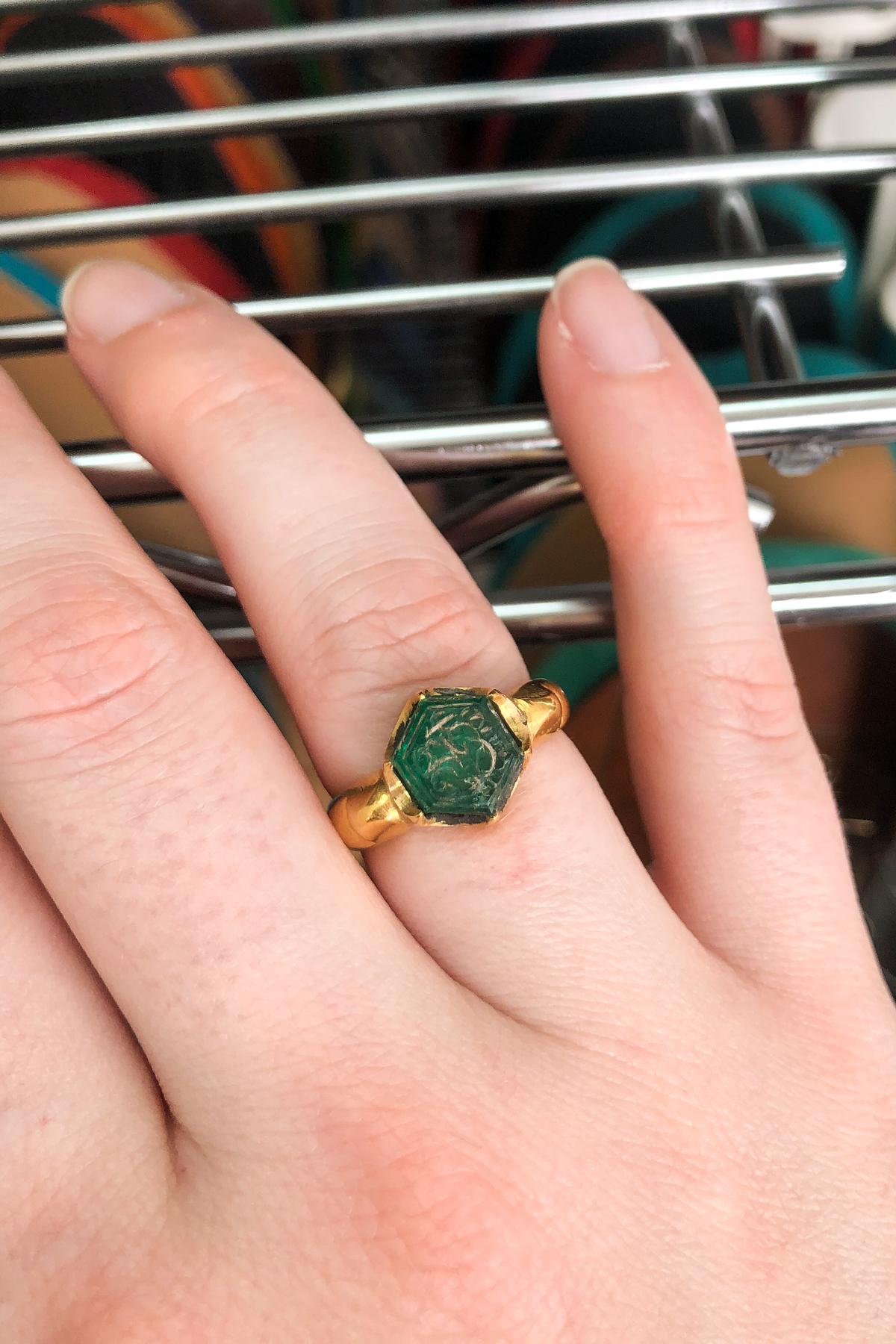 Anglo-Indian Antique Mughal Emerald Hexagon Inscribed Ring 22 Karat Gold