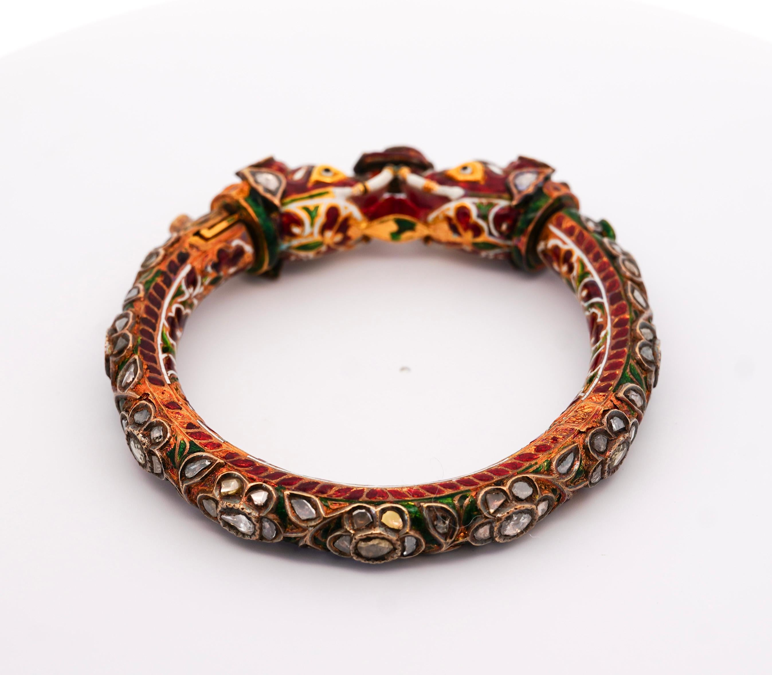 Antiker Mughal Empire indischer Elefanten-Armreif aus 22 Karat Gelbgold im Zustand „Relativ gut“ im Angebot in Miami, FL