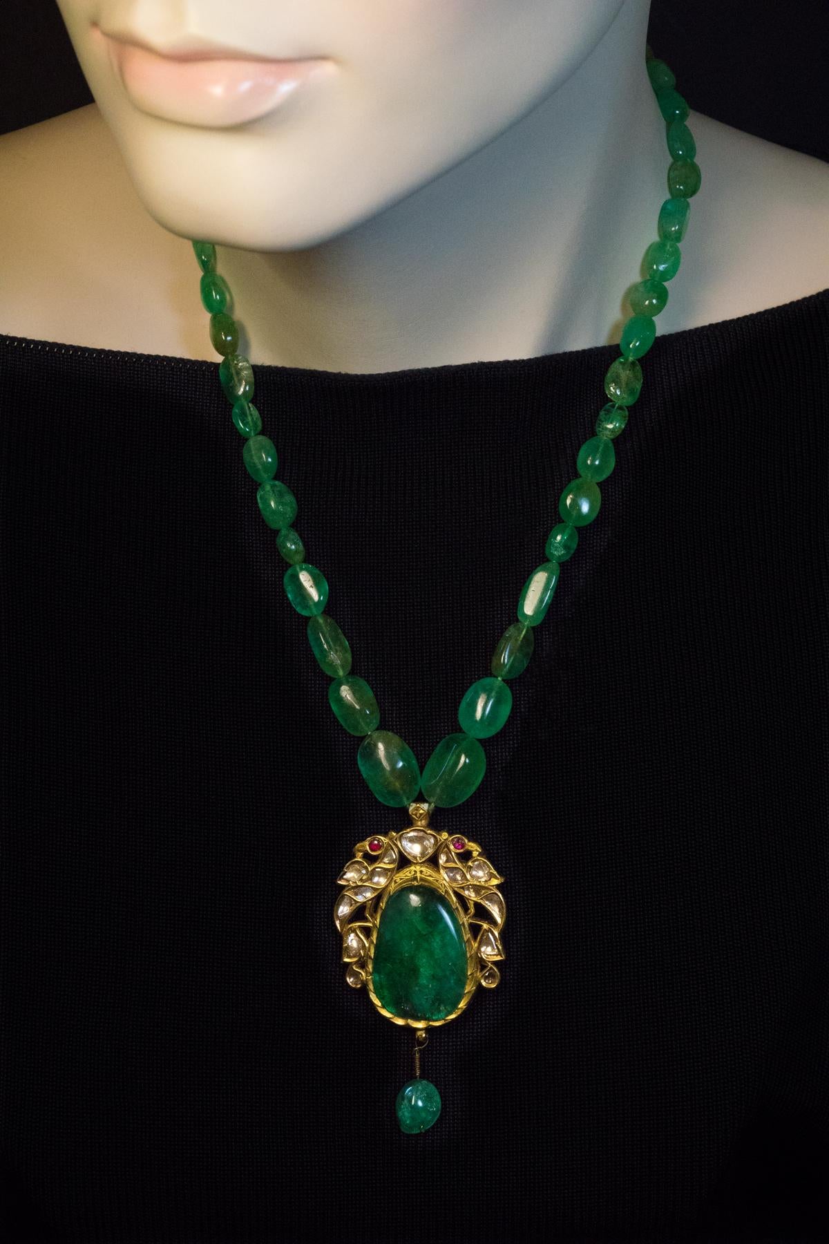 Antike Halskette, Mughal India, Smaragd, Diamant, Rubin, Emaille, Gold im Zustand „Gut“ in Chicago, IL