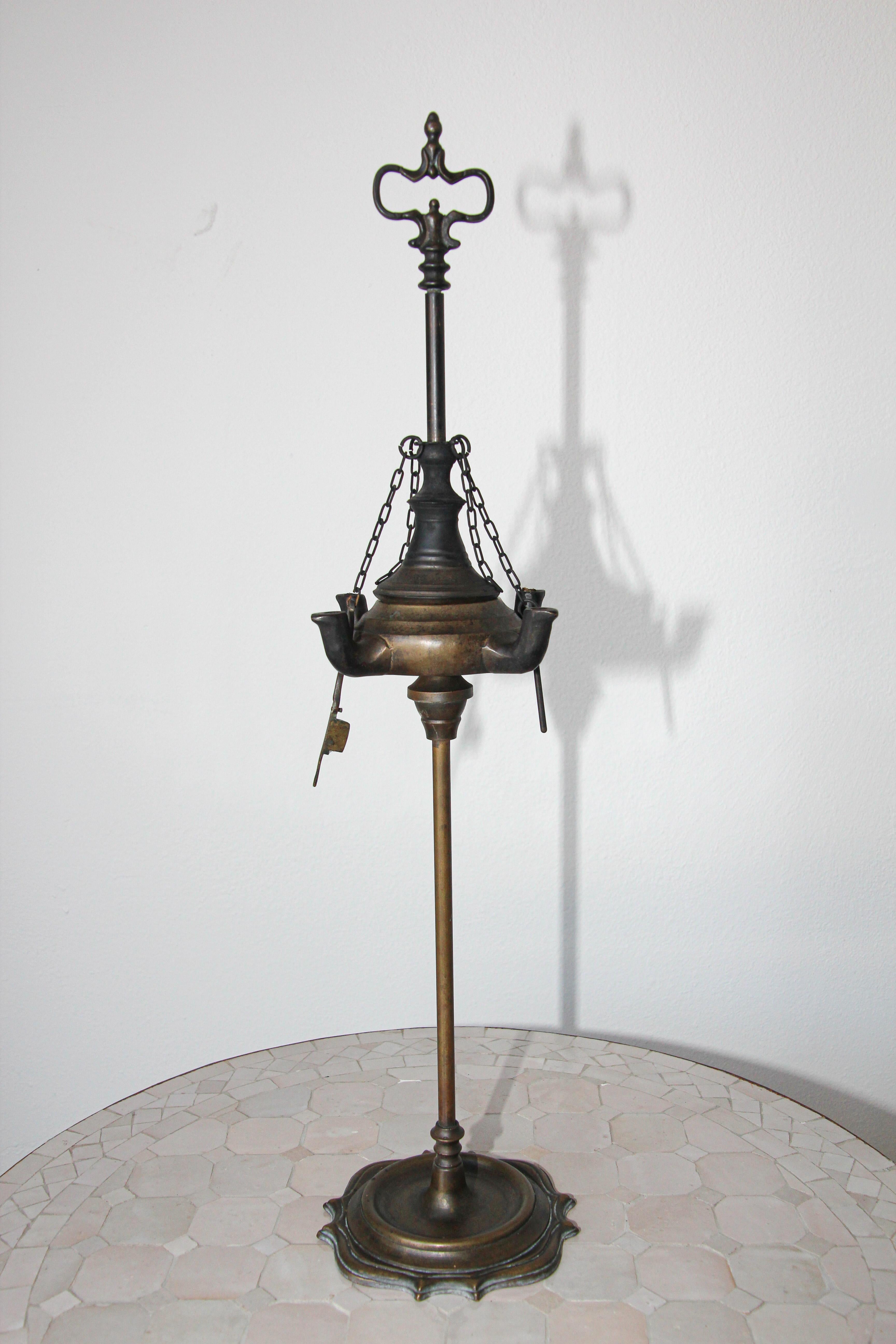 Ancienne lampe à huile de temple en bronze de l'Inde moghole du Rajasthan.
Lampe à huile avec 4 brûleurs à mèche.
Une patine fantastique et une grande échelle.
Utilisé pour les cérémonies sacrées dans les temples ou à la maison.
Fabriqué en