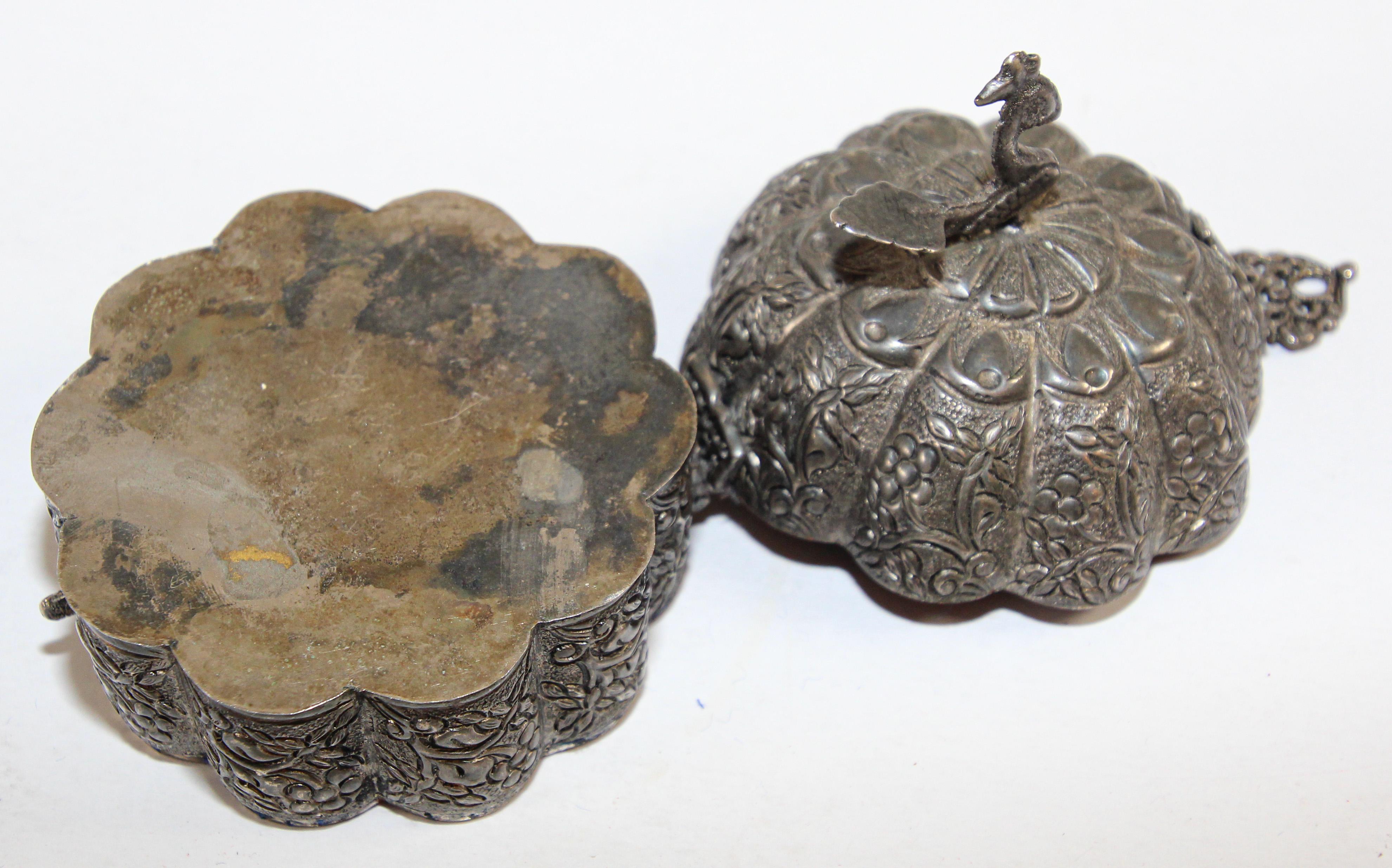 Boîte à bijoux de collection moghol ancienne en argent ciselé, boîte à bijoux Pandan, Inde du Nord en vente 2