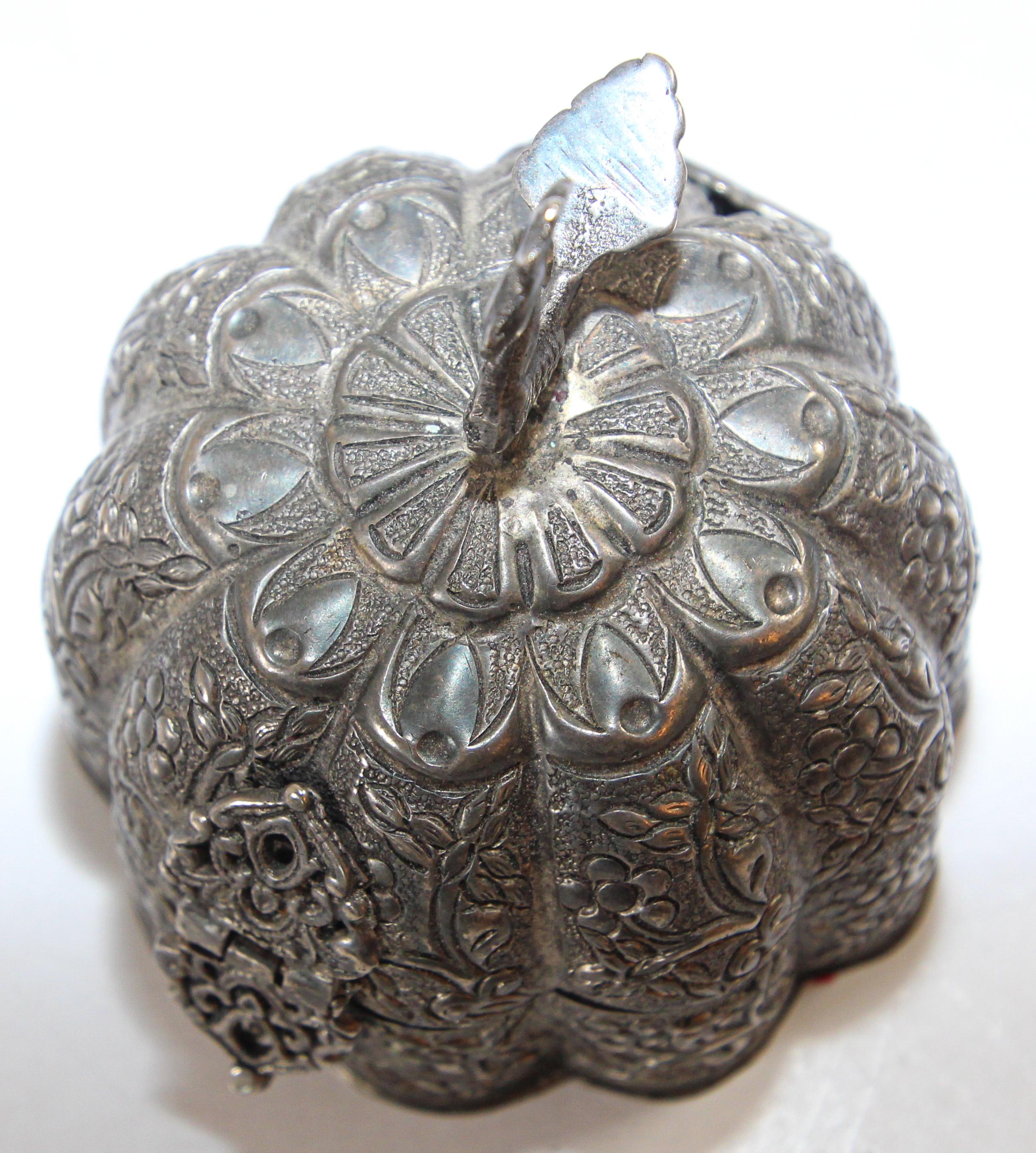 Antique Mughal Silver Chased Collectible Box Trinket Pandan Box, North India For Sale 3
