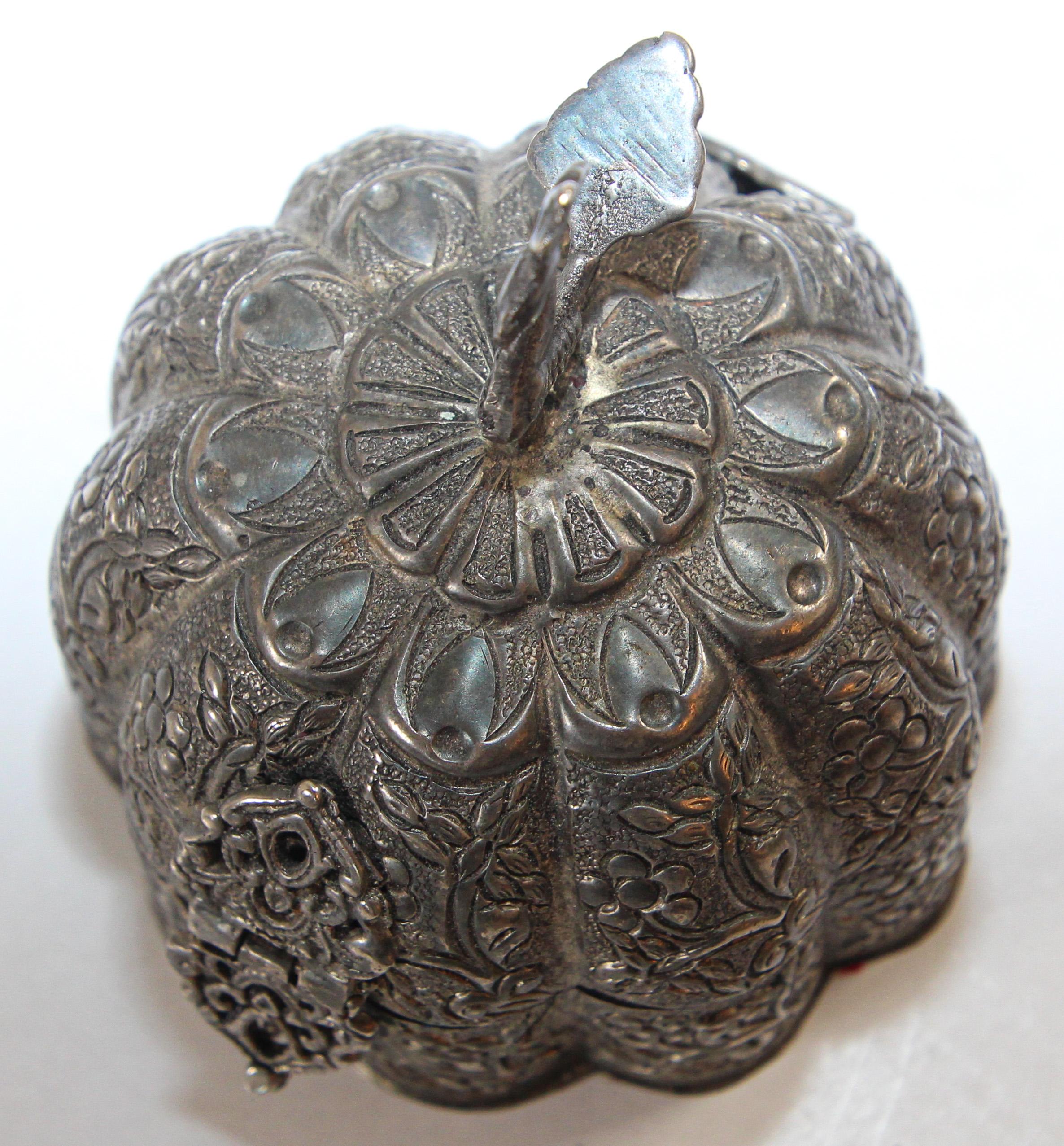 Antique Mughal Silver Chased Collectible Box Trinket Pandan Box, North India For Sale 4