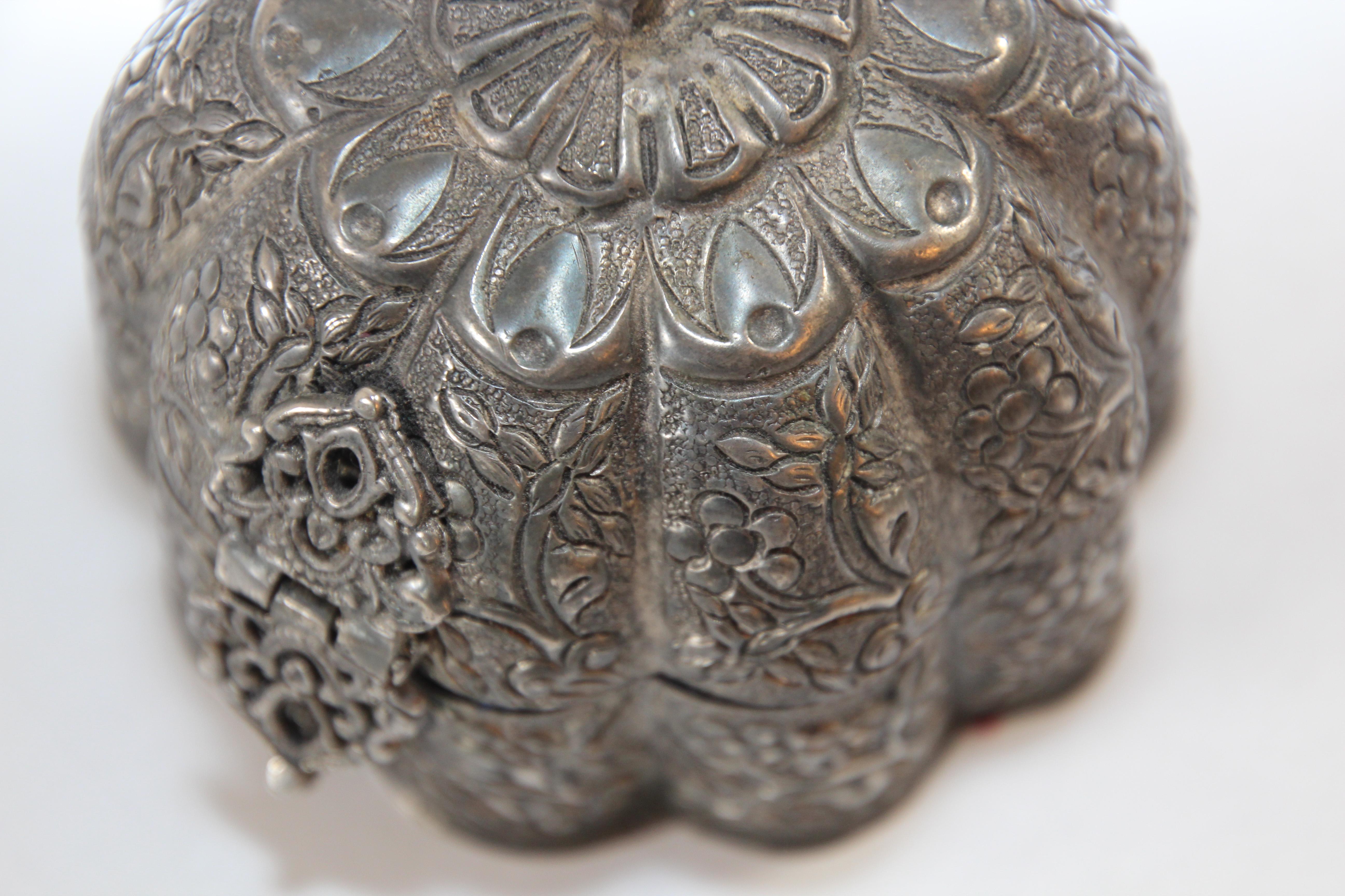 Antique Mughal Silver Chased Collectible Box Trinket Pandan Box, North India For Sale 6