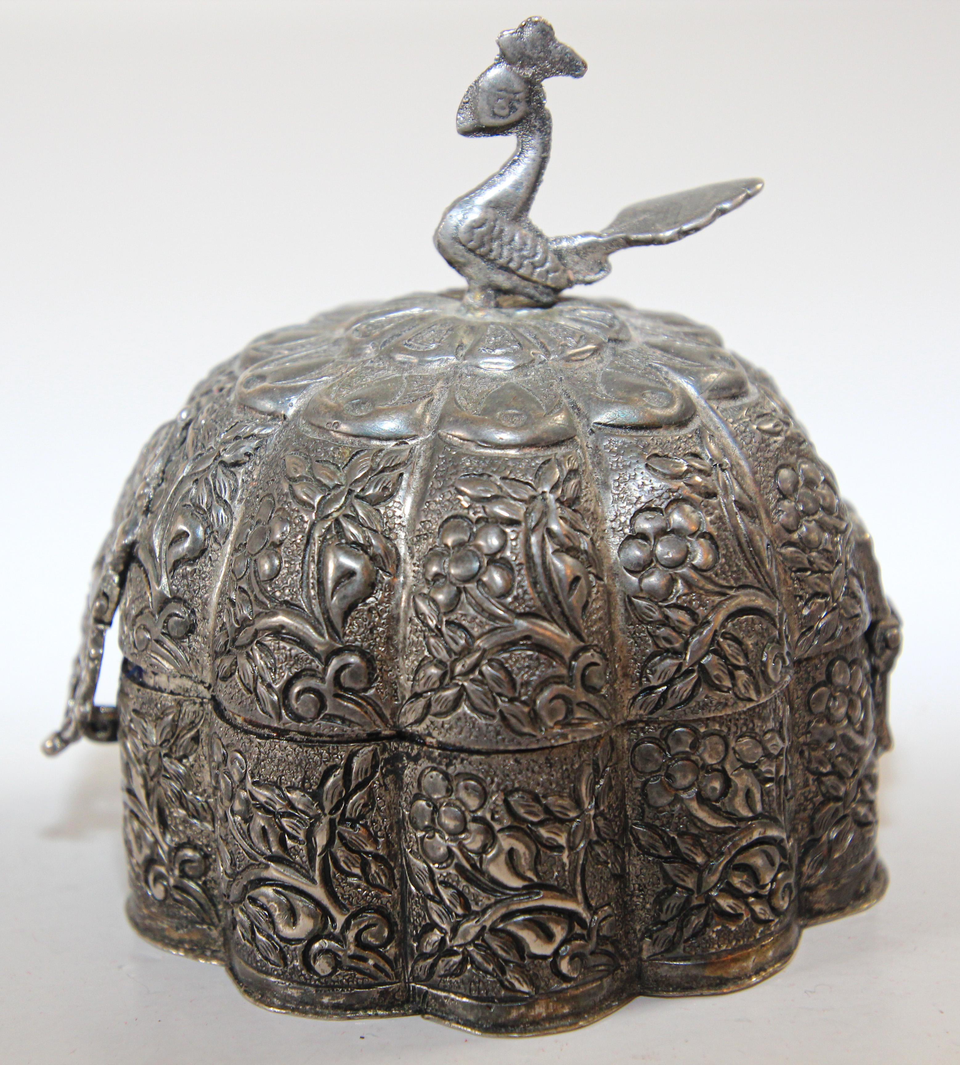 Antique Mughal Silver Chased Collectible Box Trinket Pandan Box, North India For Sale 7