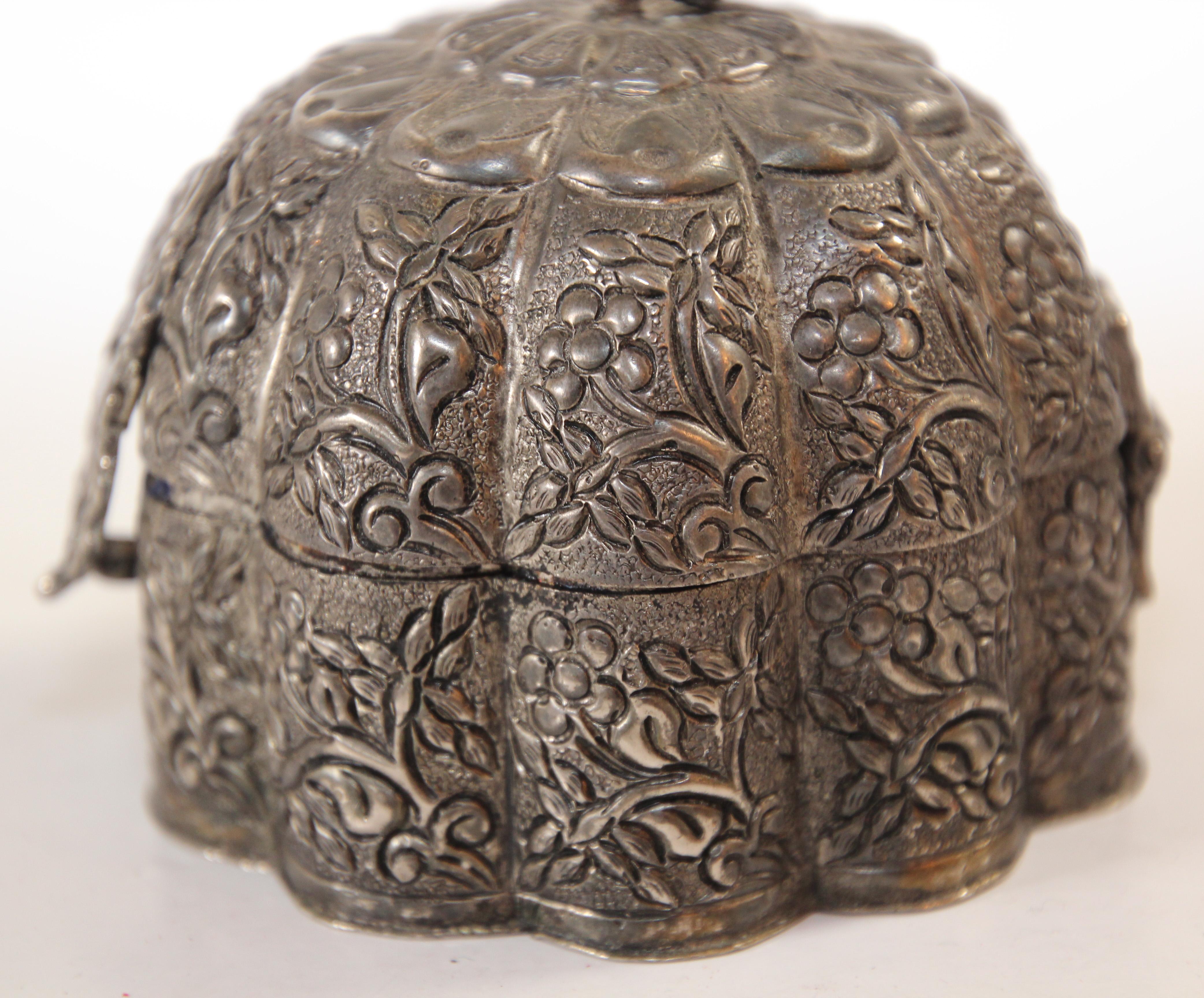 Antique Mughal Silver Chased Collectible Box Trinket Pandan Box, North India For Sale 8