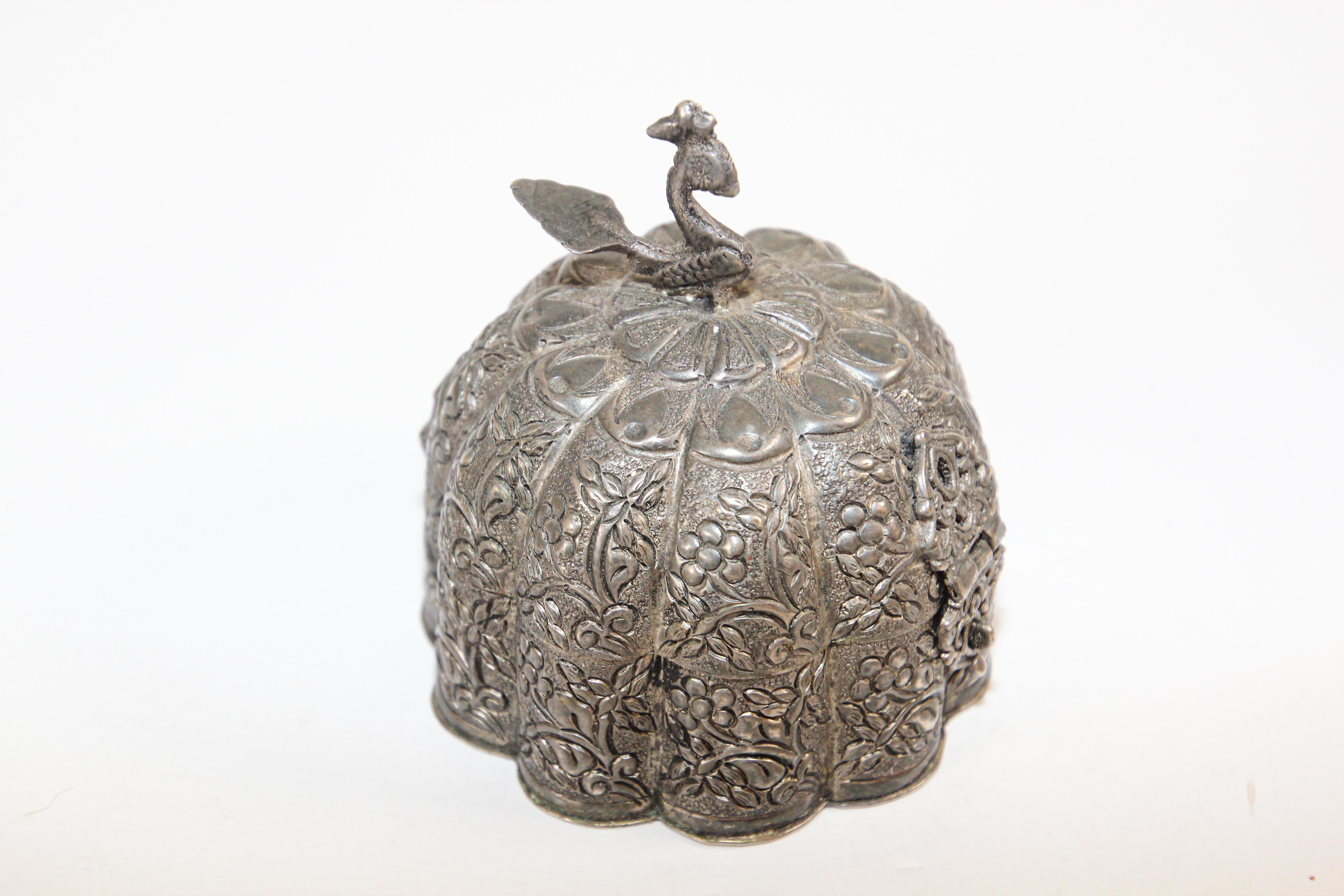 Antike antike Mughal Silber Kette Sammlerschachtel Trinket Pandan Box, Nordindien (Agra) im Angebot
