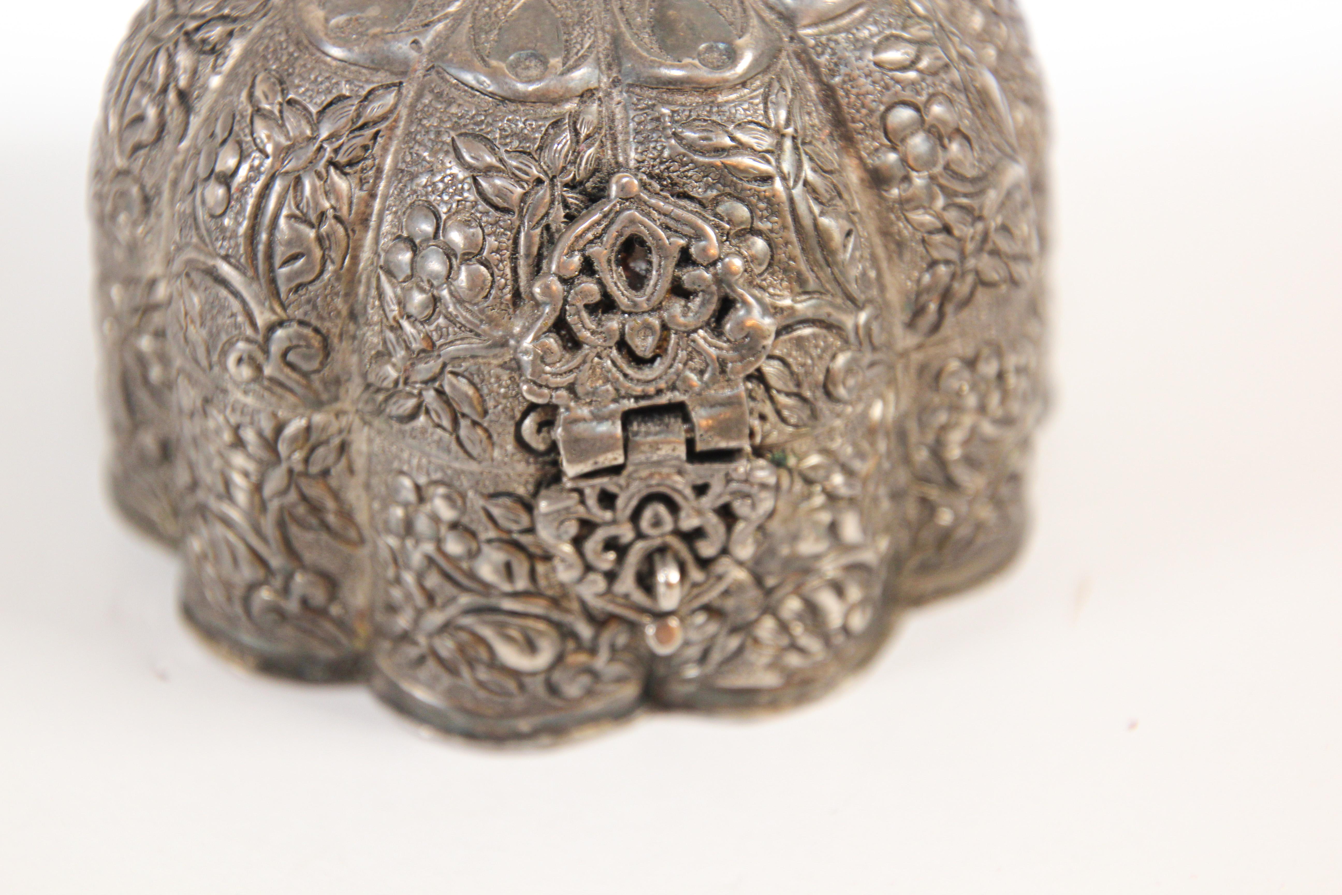 Fait main Boîte à bijoux de collection moghol ancienne en argent ciselé, boîte à bijoux Pandan, Inde du Nord en vente