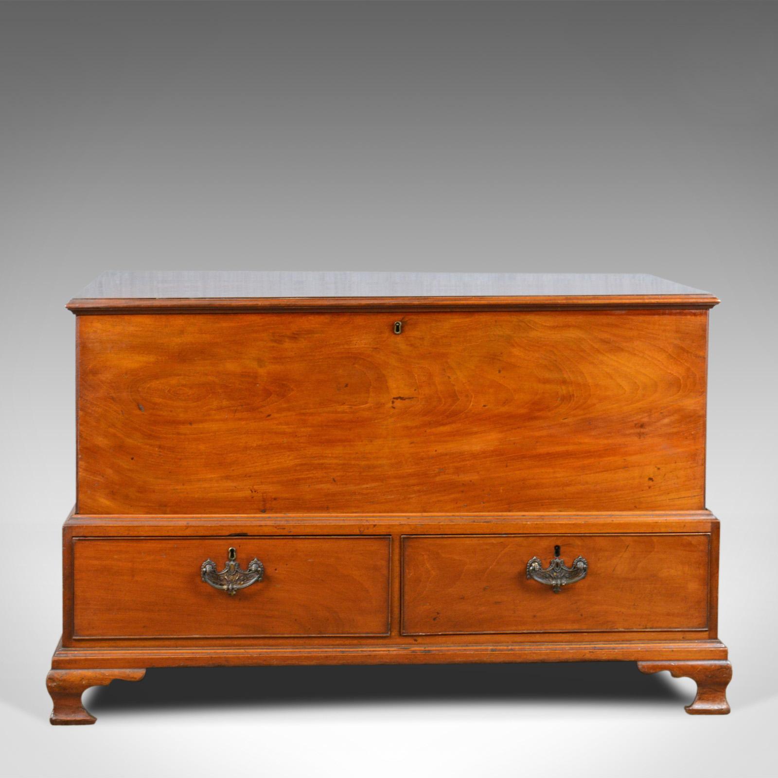 This is an antique mule chest, an English, Georgian housekeeper's trunk in mahogany and dating to the late 18th century, circa 1780.

In very fine order throughout offering abundant storage
The well figured mahogany glows in the lustrous wax