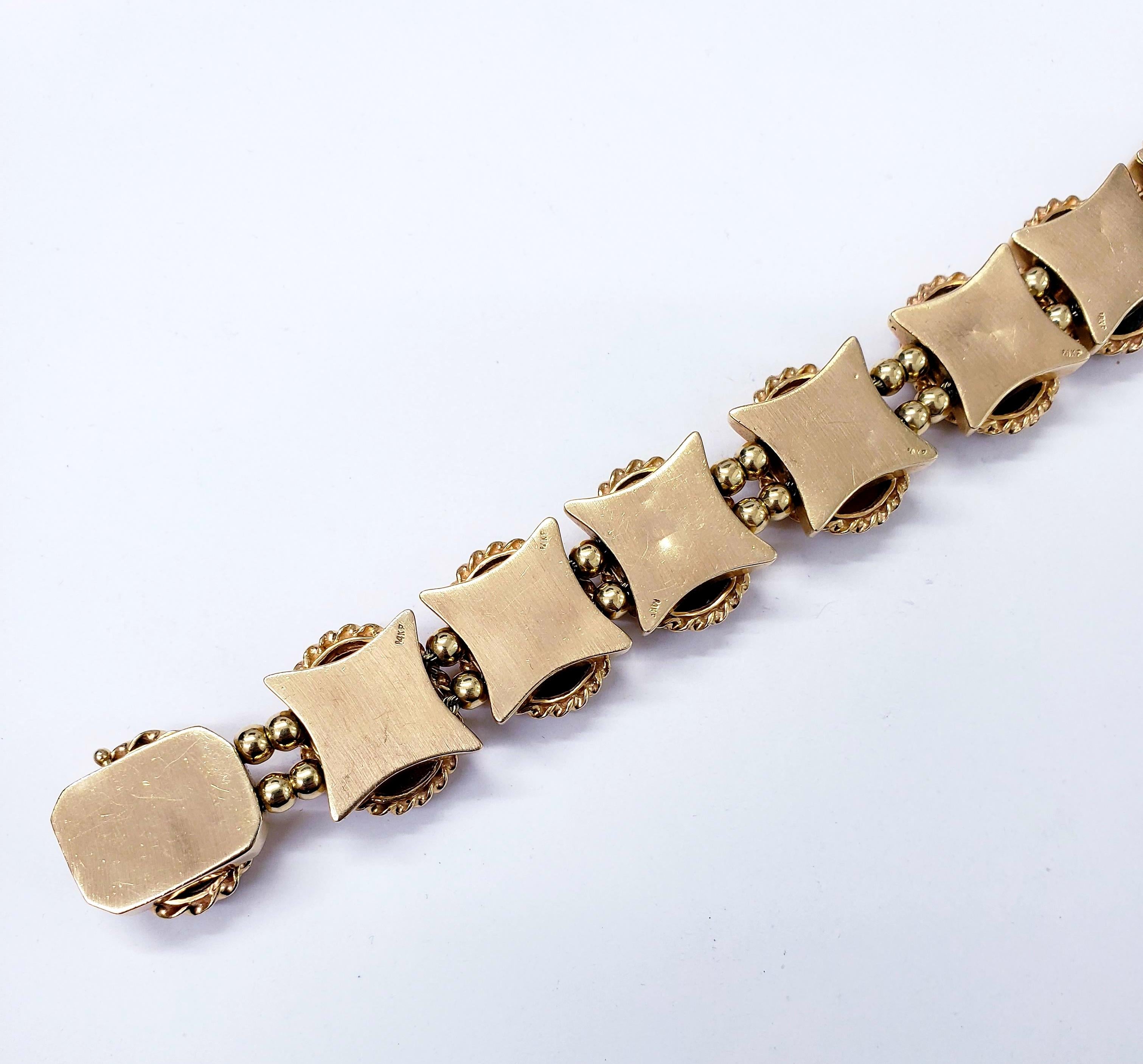 Antikes mehrfarbiges Kamee-Armband aus 14 Karat Gelbgold im Angebot 1