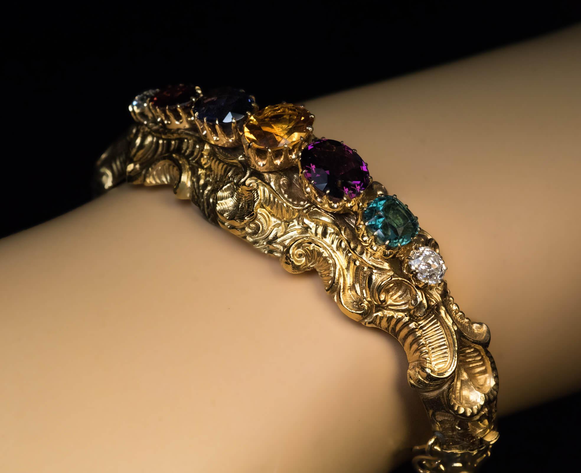 Antikes Poison-Armband mit mehreren Edelsteinen aus Gold (Rokoko) im Angebot