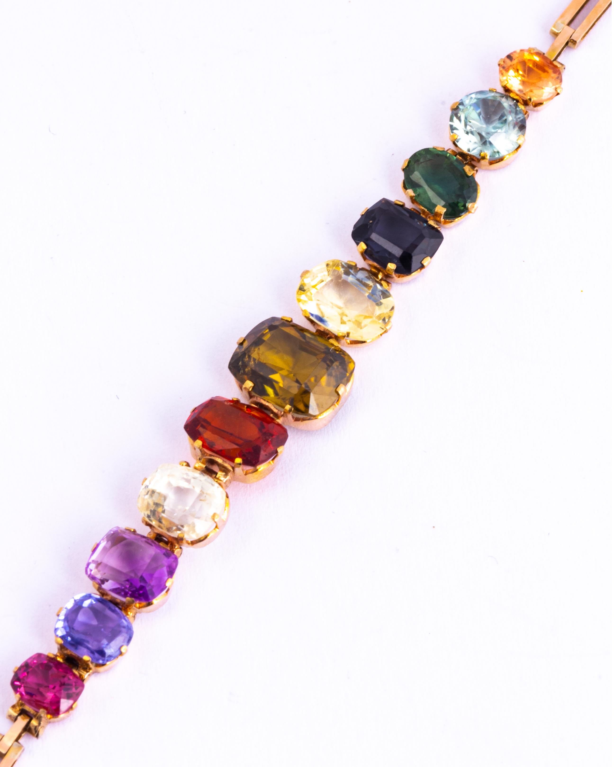 Dieses herrliche Armband enthält elf wunderschöne Steine:: die wunderbar hell und funkelnd sind. Modelliert in 9 Karat Gold.  

Länge: 17.5mm
Breite: 10mm

Gewicht: 6.4g