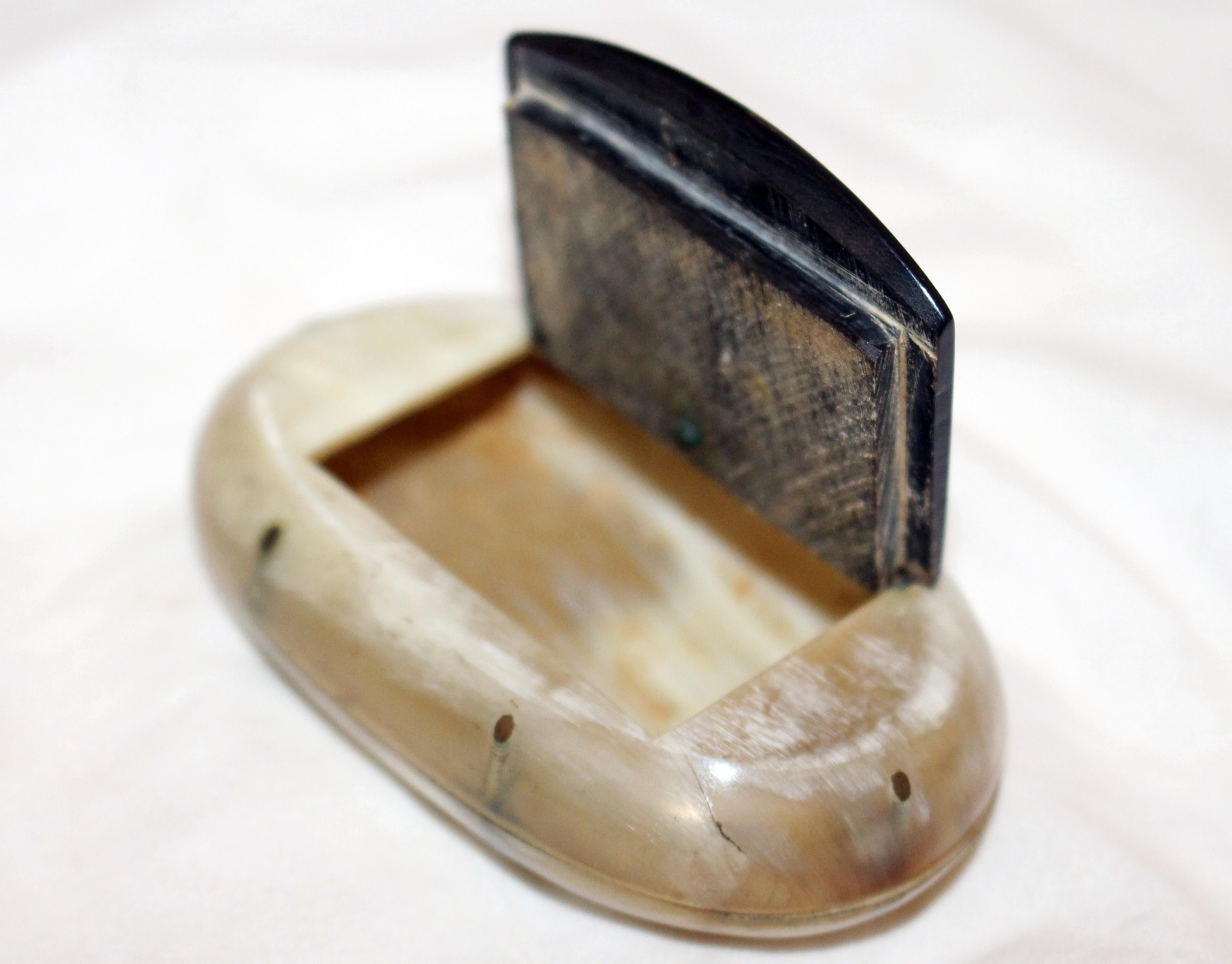 Ovale Schnupftabakdose, um 1860, aus mehrfarbigem Horn. Guter Zustand. 3