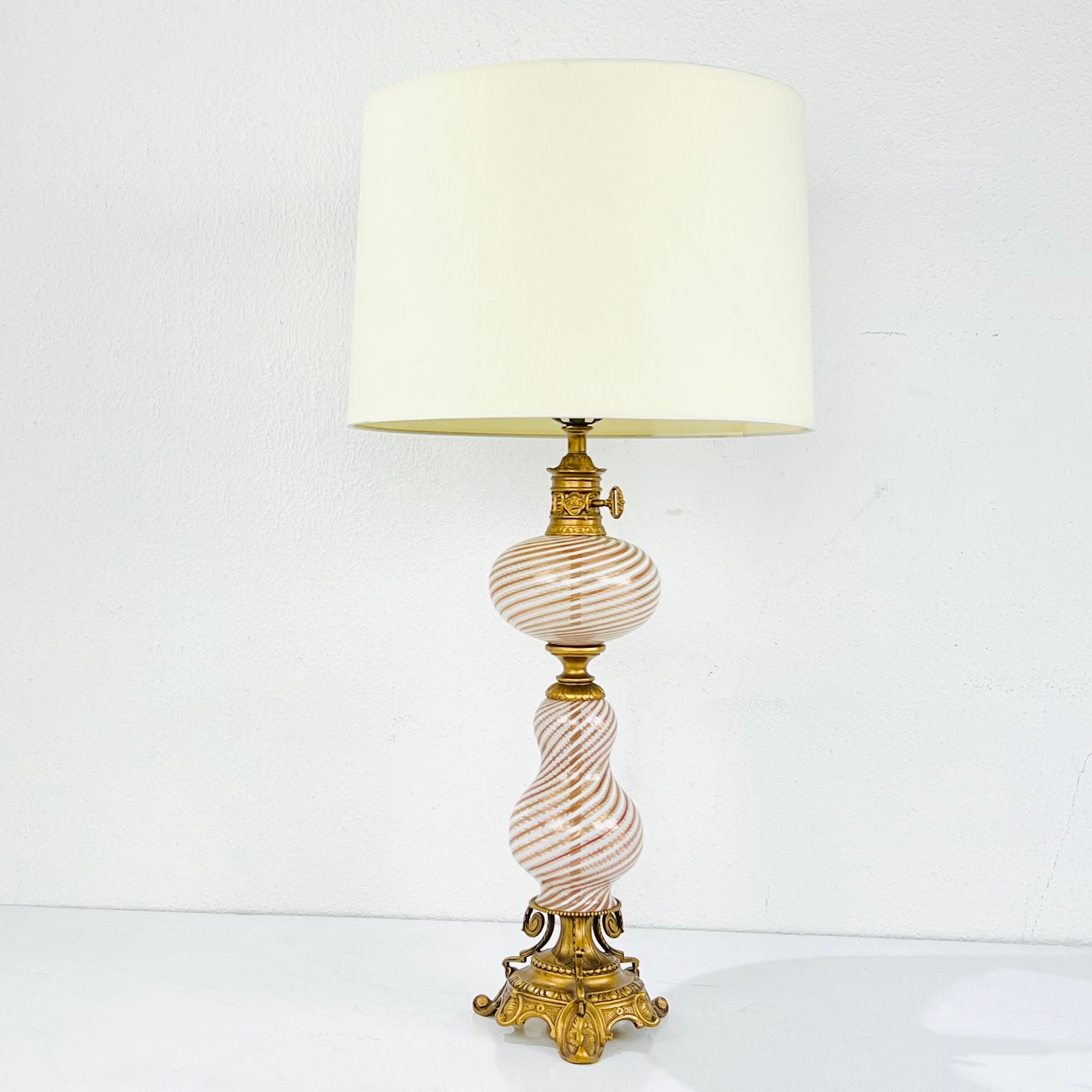Chic lampe de table antique en verre de Murano soufflé à la main par Dino Martens. En bon état, original, propre et fonctionnel. Fabriqué en Italie, l'autocollant d'origine est toujours présent. Câblé pour les États-Unis. L'abat-jour n'est pas