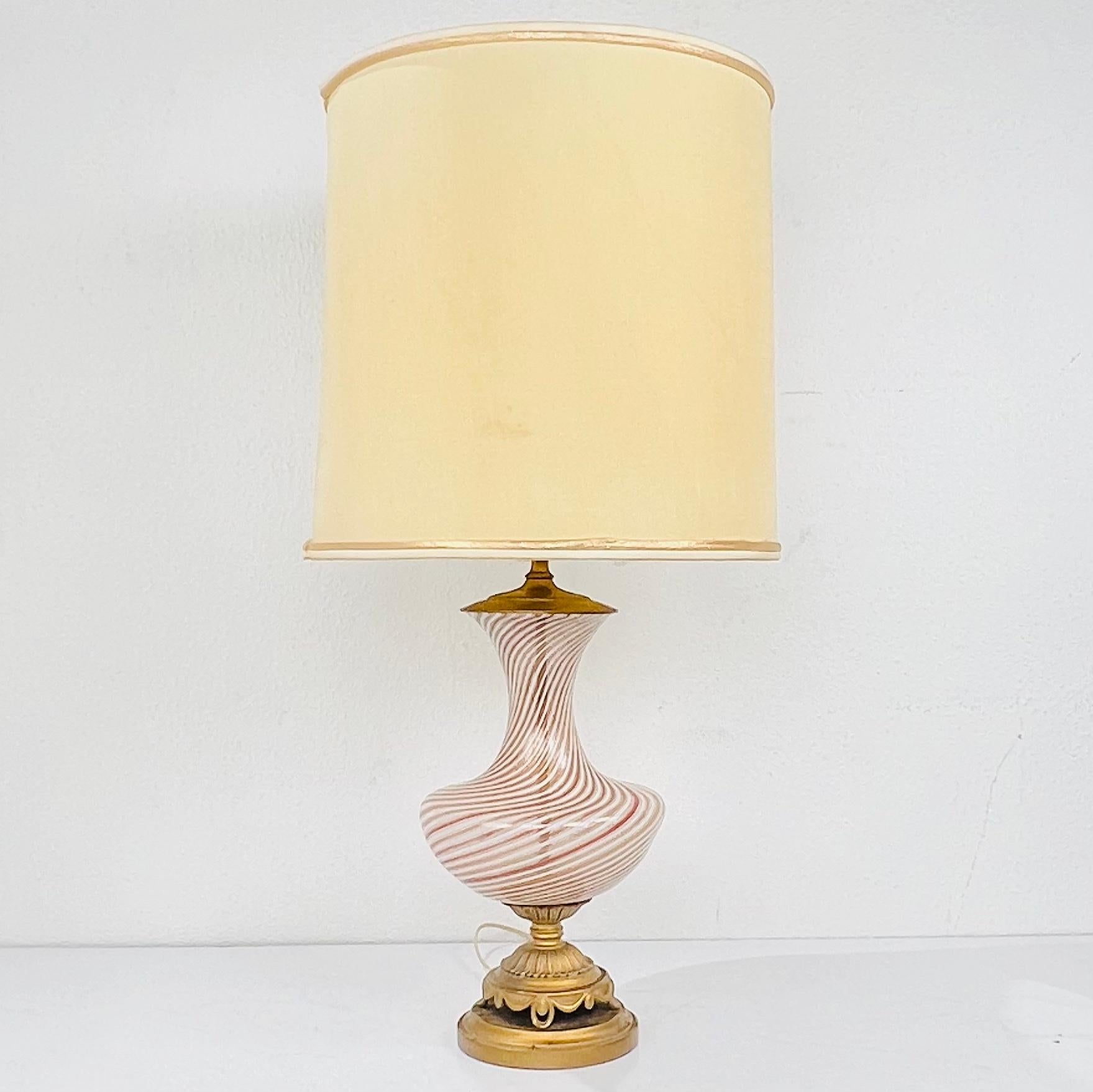 Chic antique hand-blown Murano glass table lamp by Dino Martens. In good, original, clean and working condition. Made in Italy. Wired for US. Shade not included.