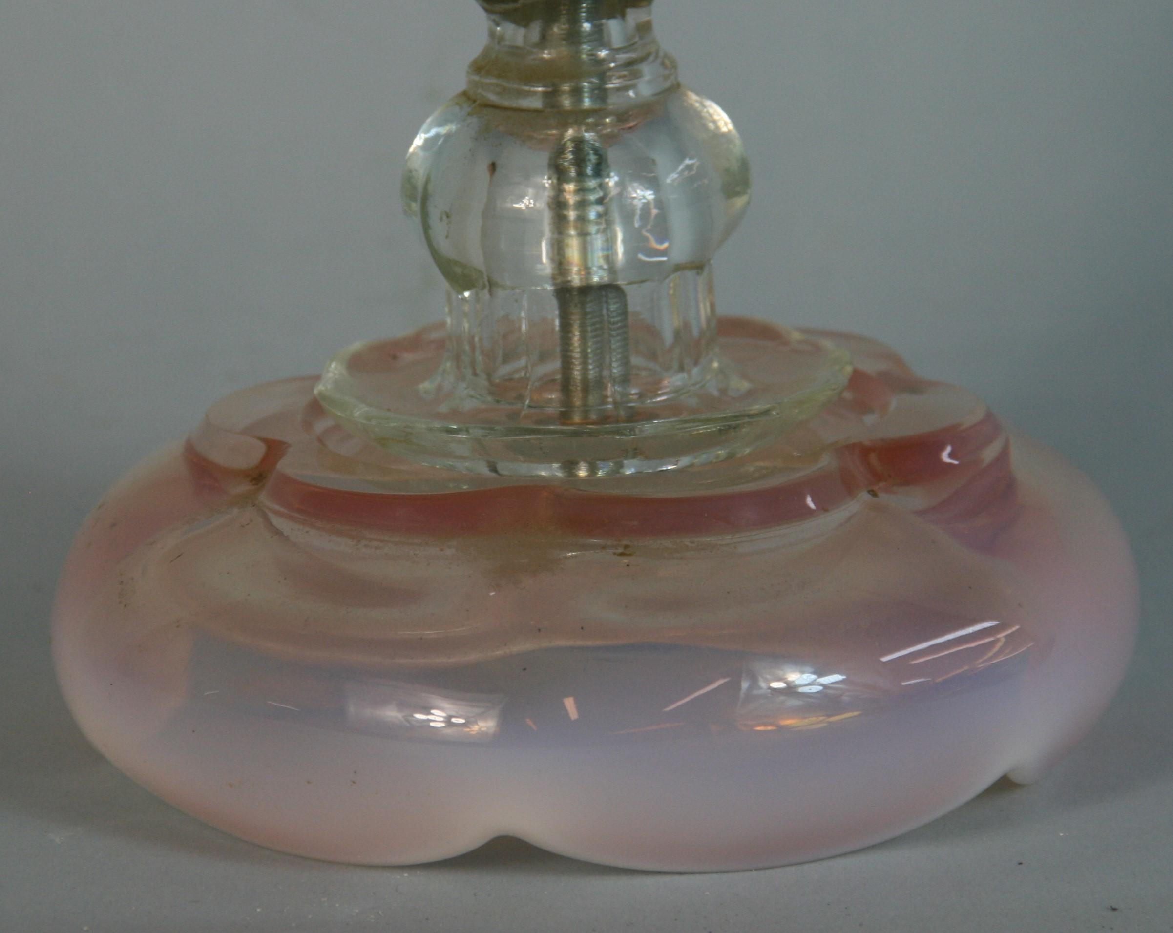 Paire de lampes de bureau anciennes en verre de Murano rose et verre transparent des années 1940 en vente 2